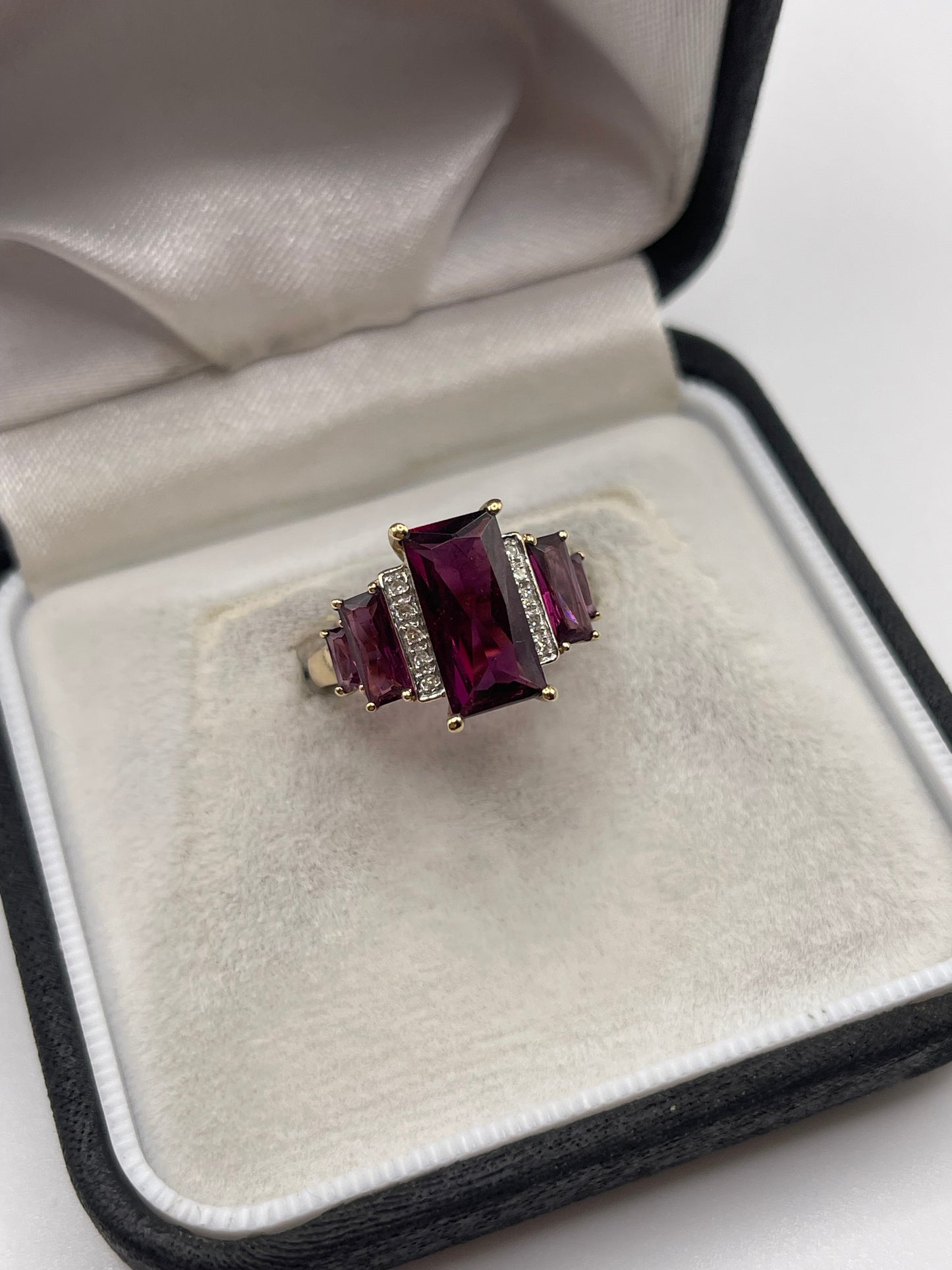 9ct gold garnet and diamond ring