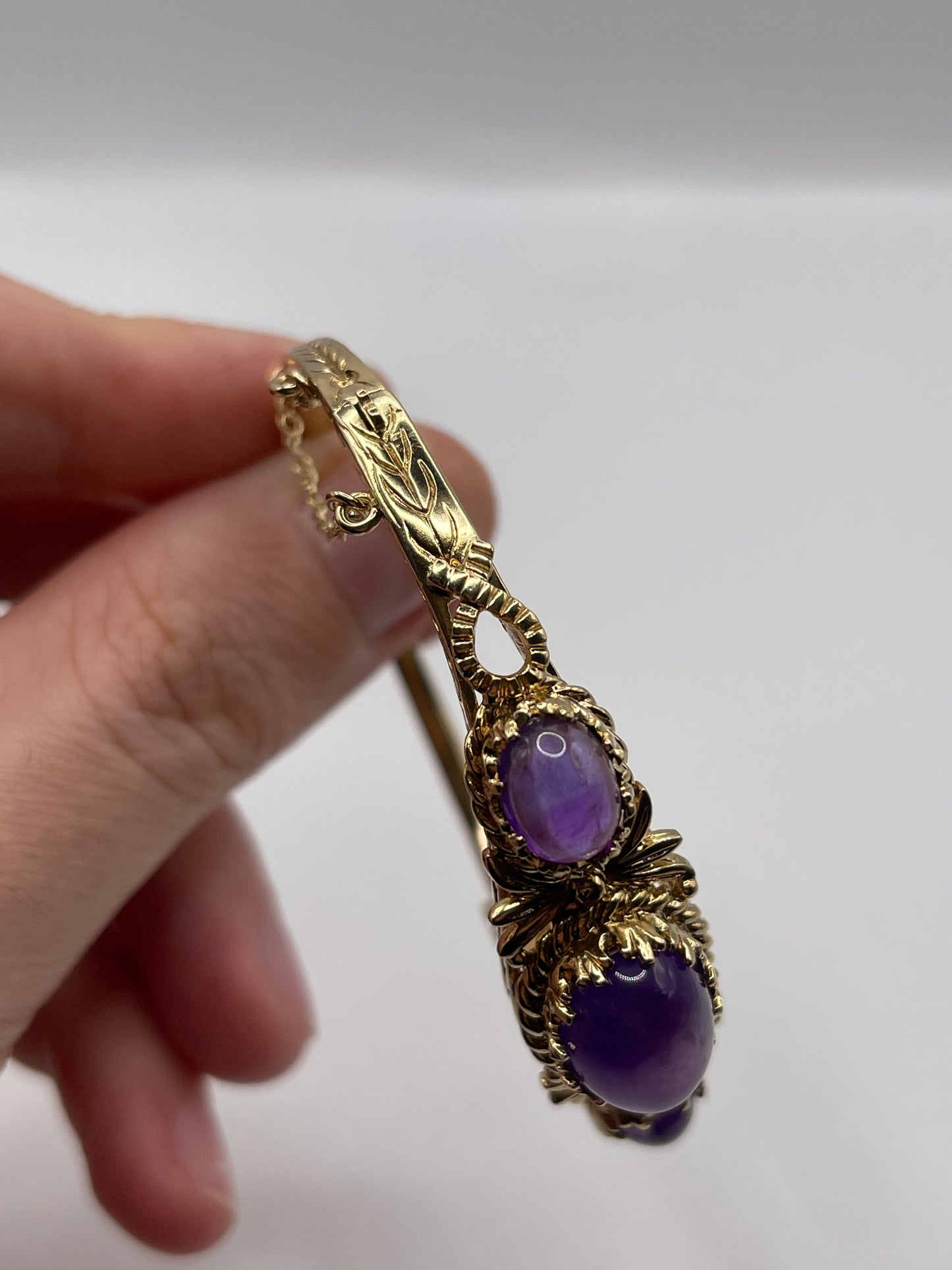 Heavy 9ct gold cabochon amethyst bangle
