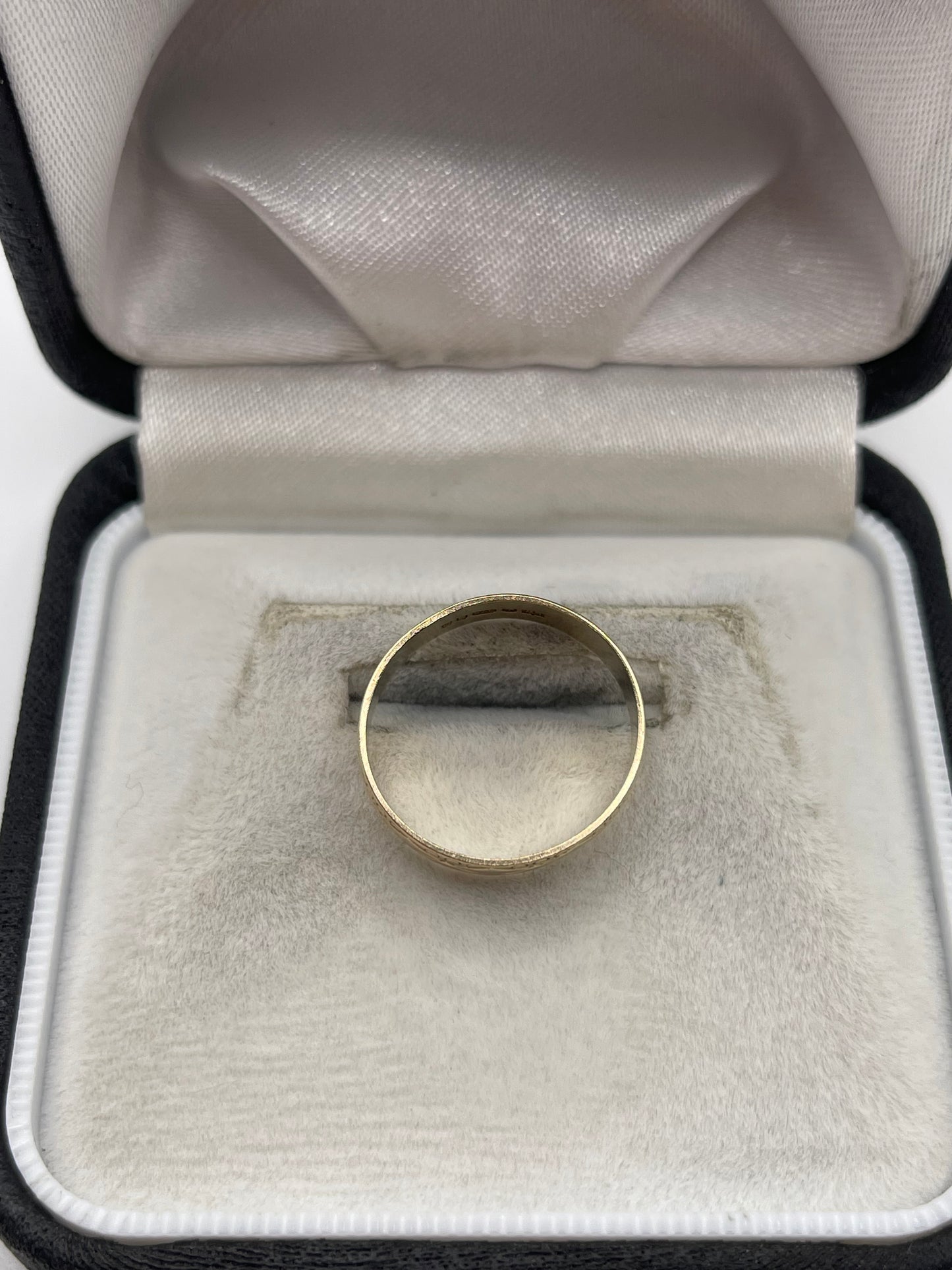 9ct gold patterned band