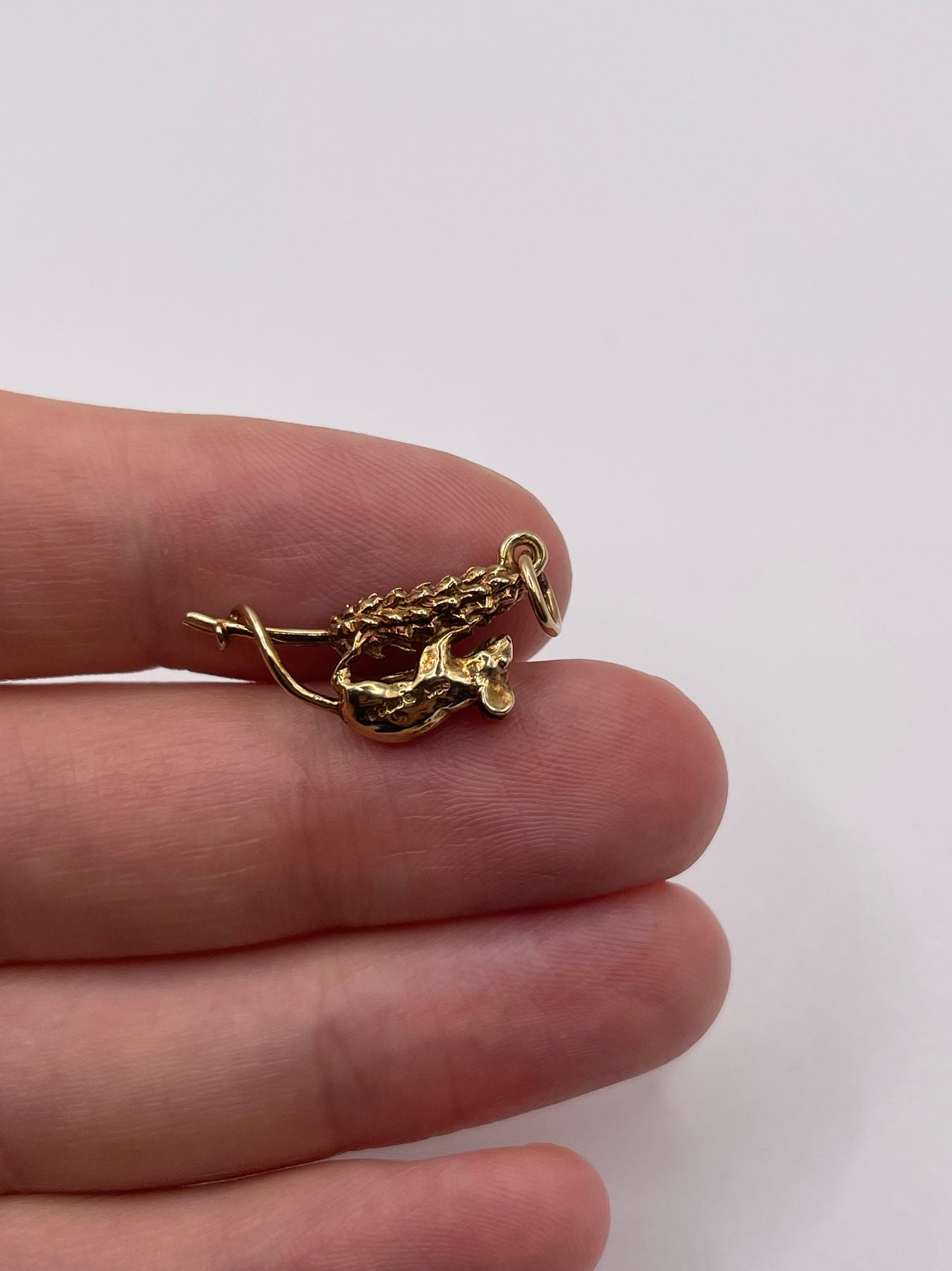 9ct gold mouse on wheat charm