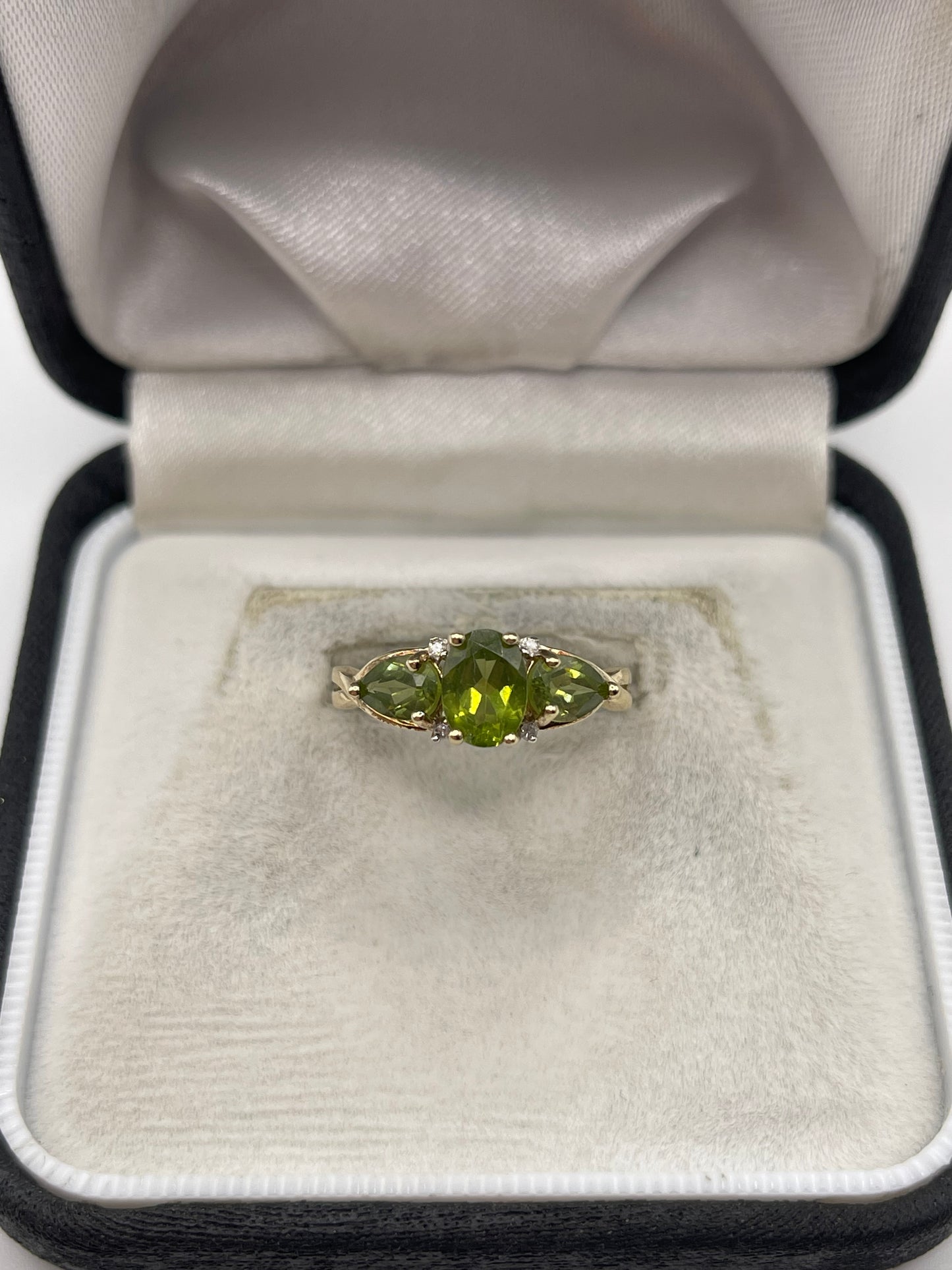 9ct gold peridot and diamond ring