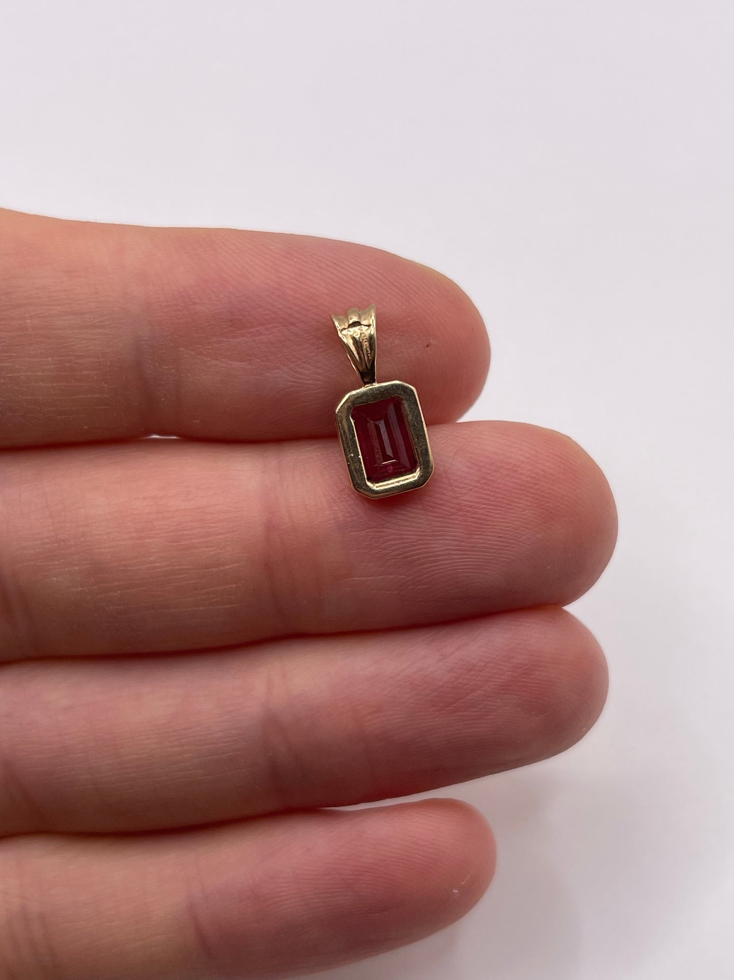 9ct gold garnet pendant