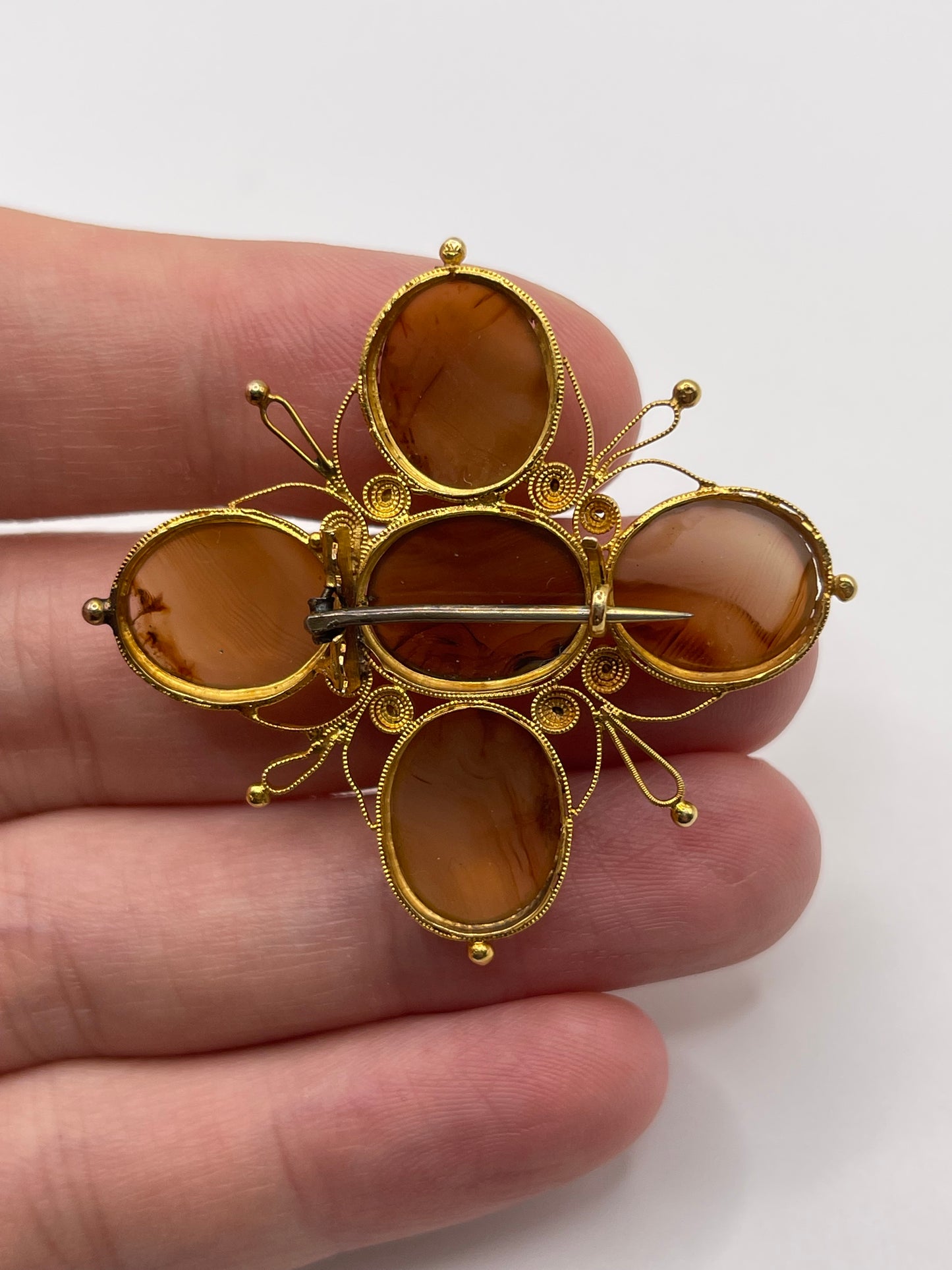 Antique 18ct gold agate brooch