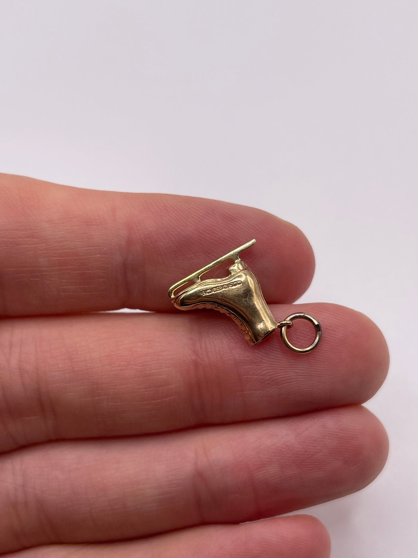 9ct gold ice skate charm