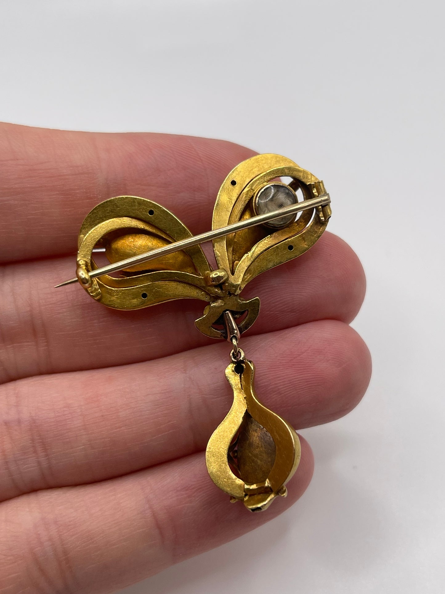 Antique 15ct gold garnet mourning brooch