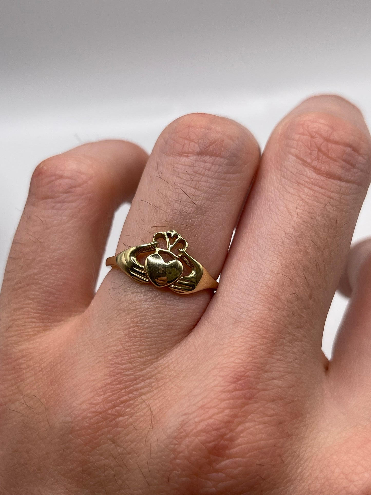 9ct gold claddagh ring