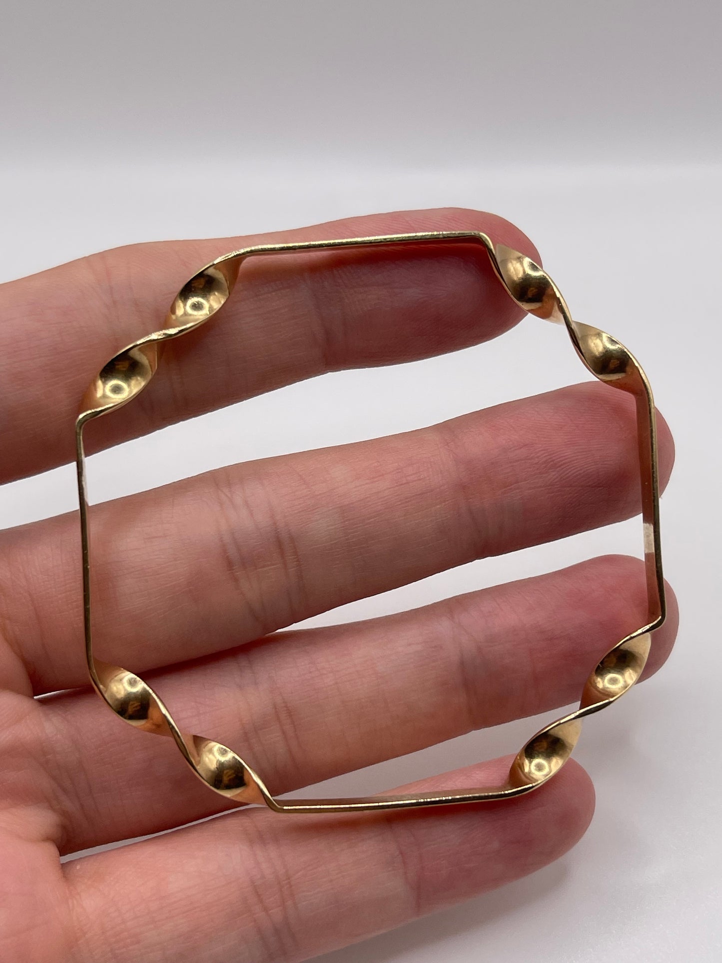 9ct gold bangle