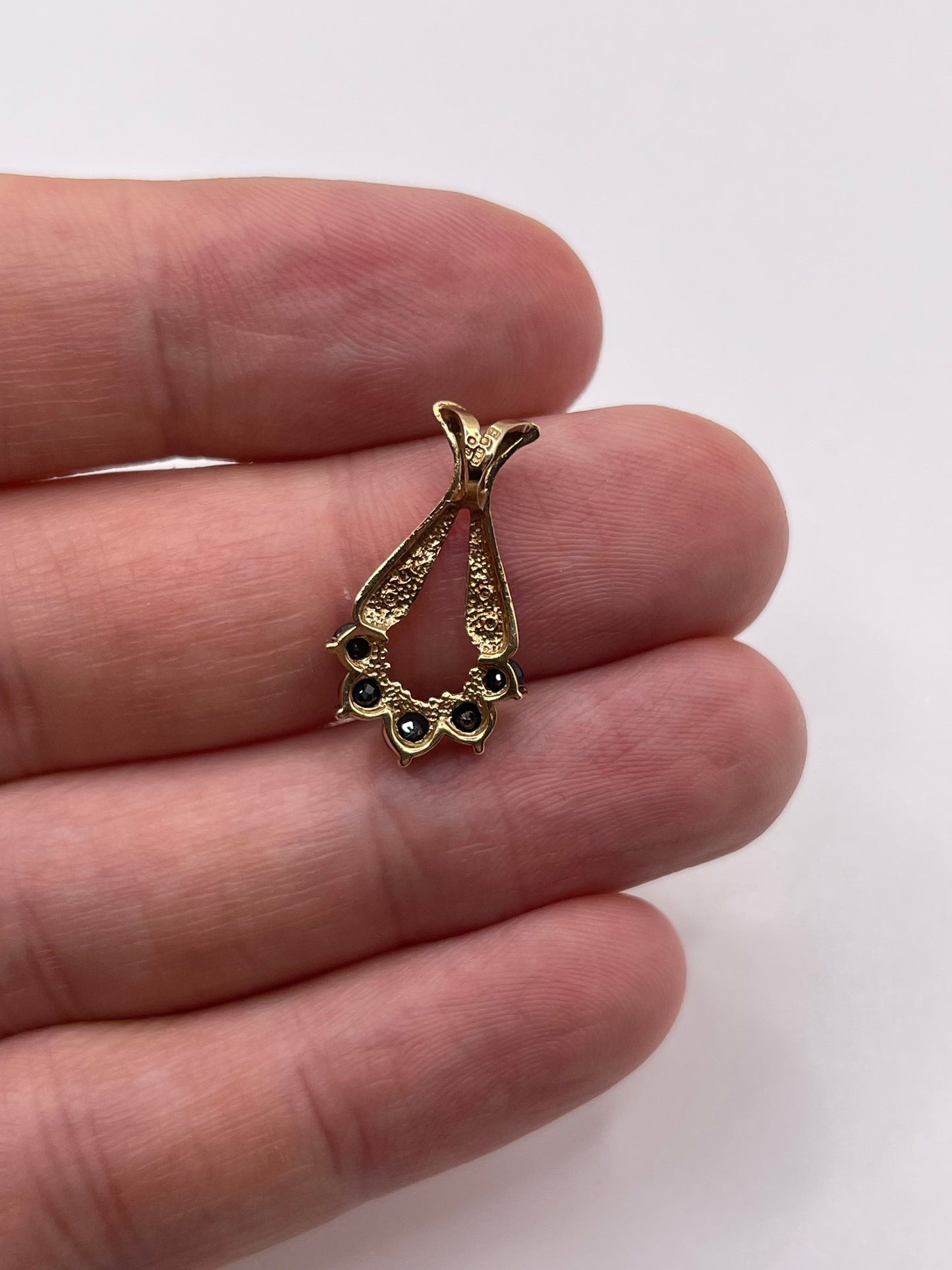 9ct gold sapphire and diamond pendant