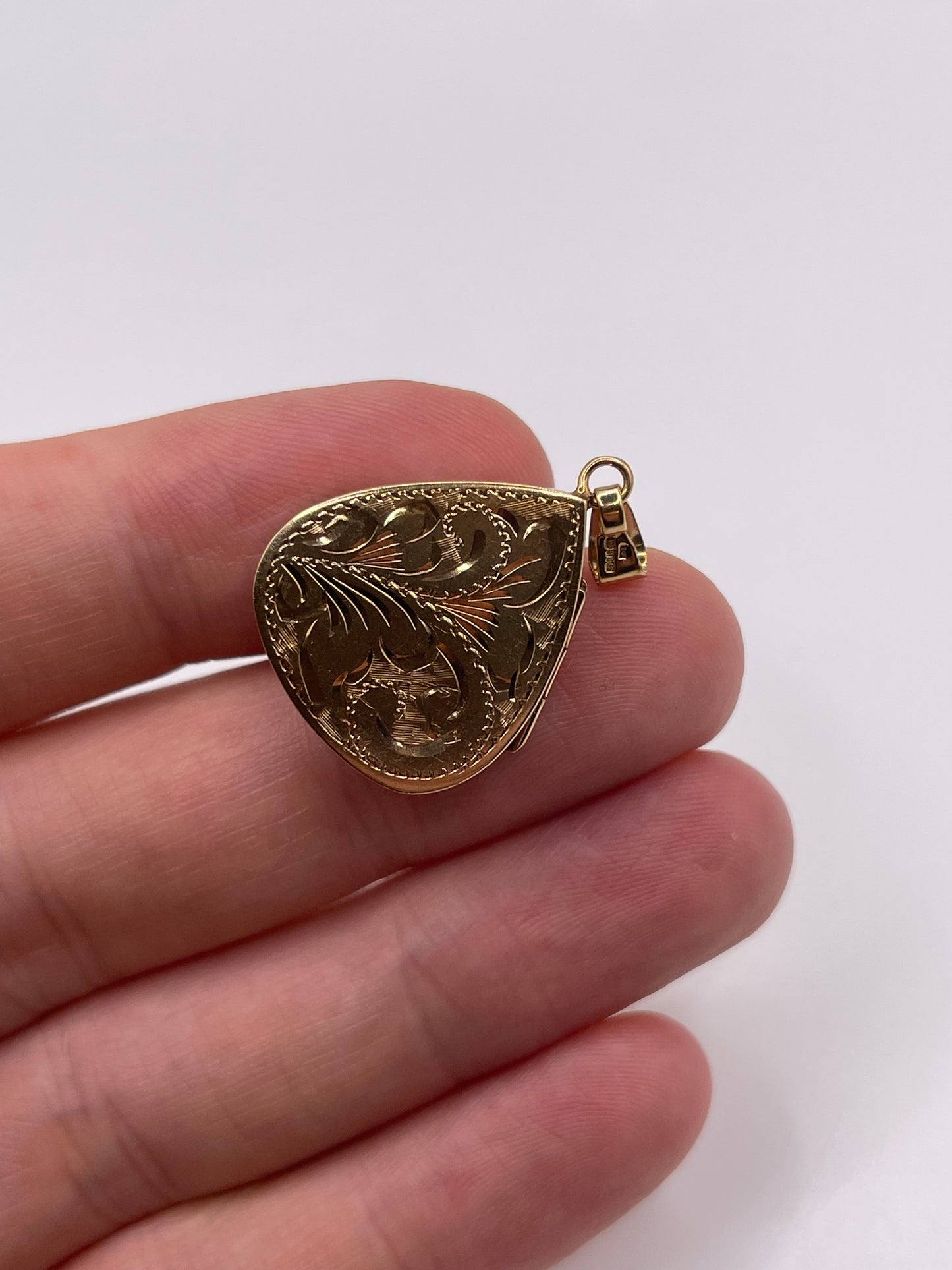 9ct gold locket pendant