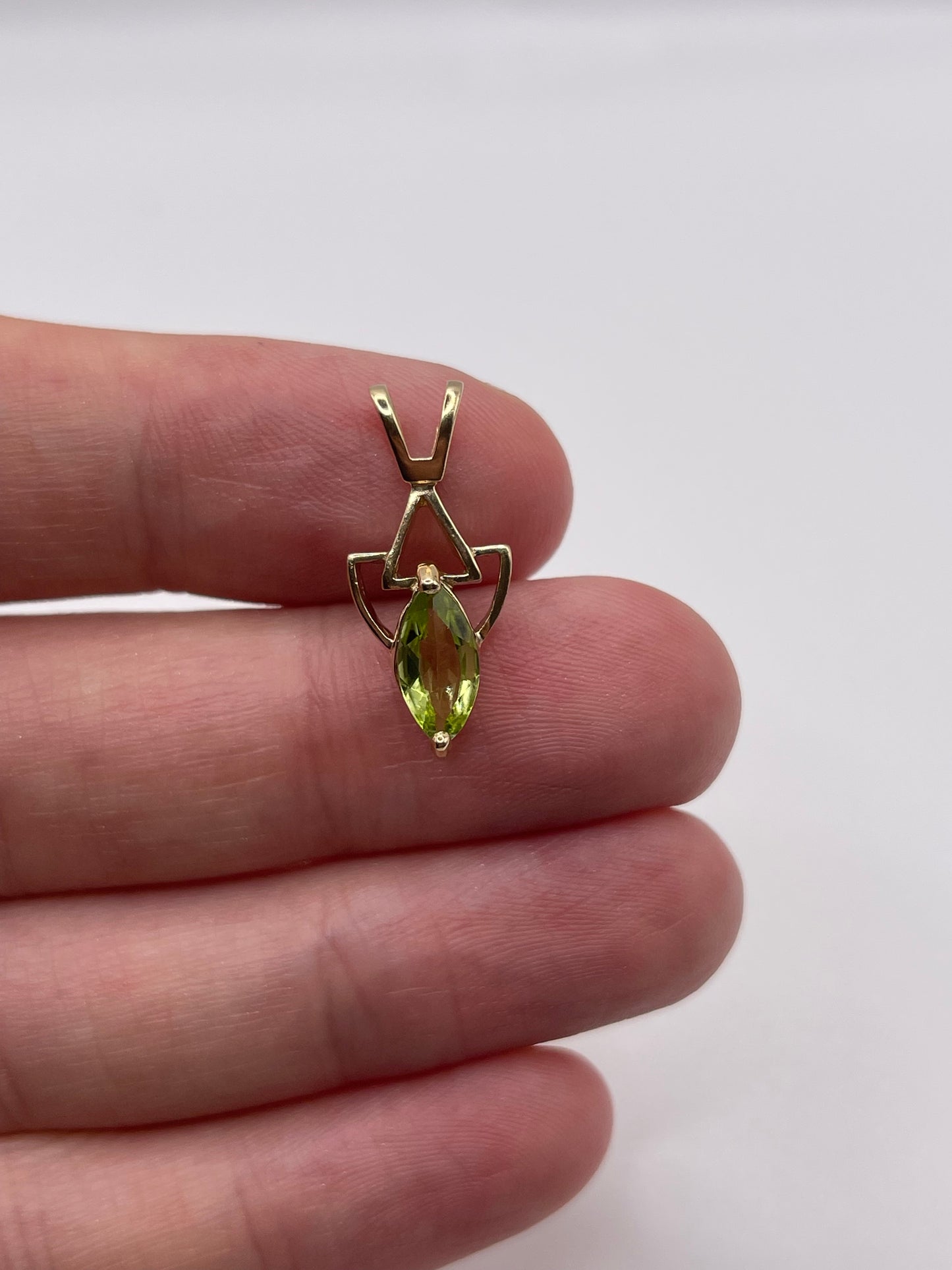 9ct gold peridot pendant