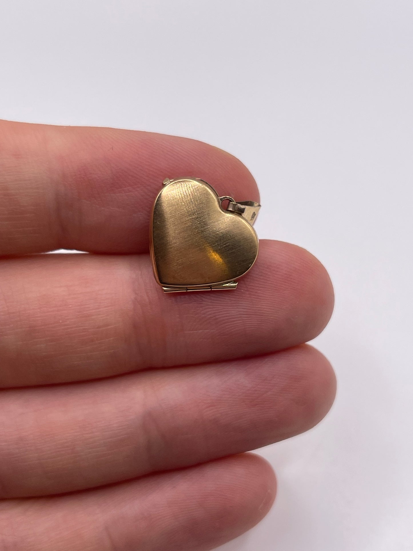 9ct gold heart locket pendant