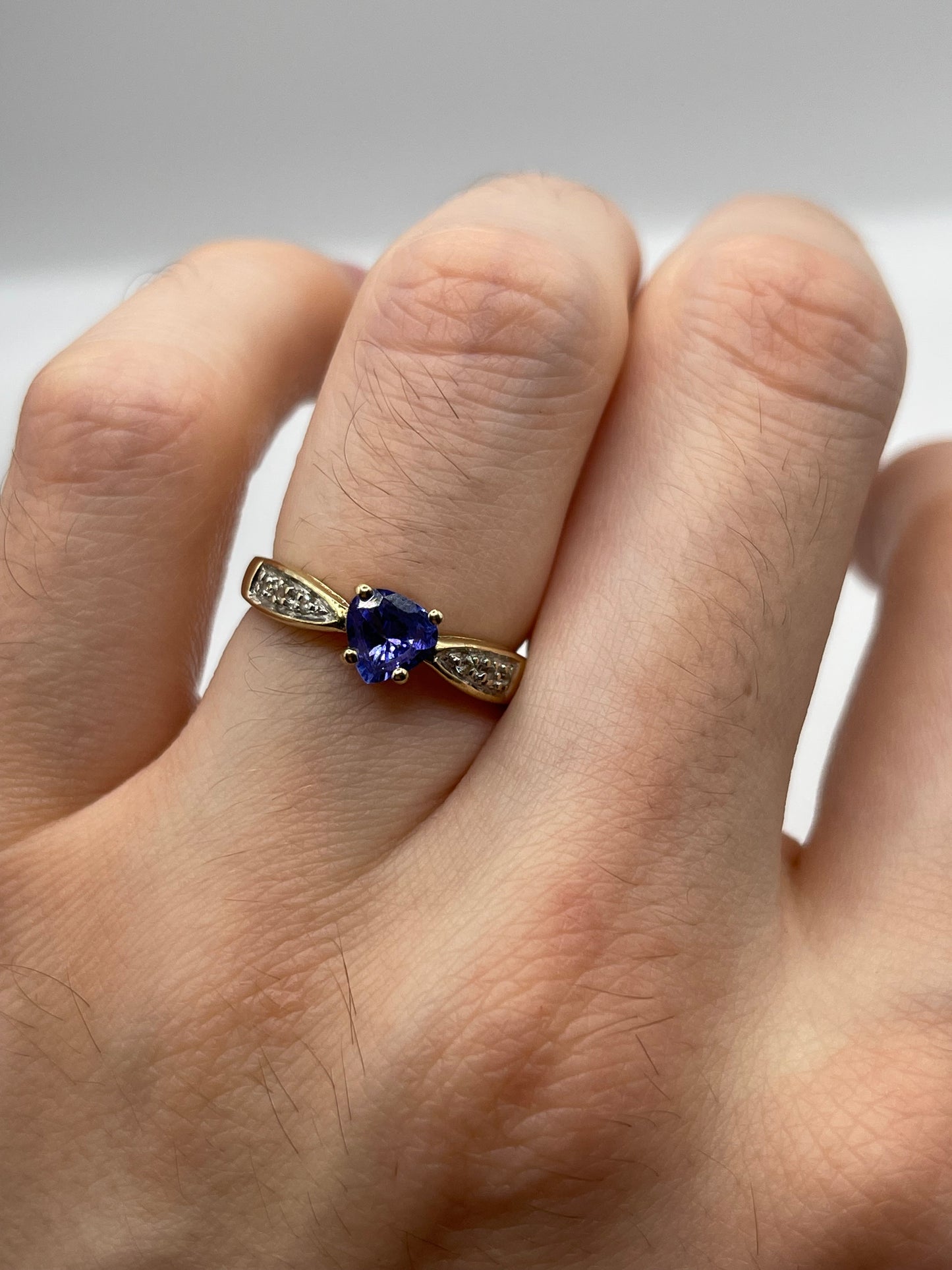 9ct gold tanzanite and diamond ring
