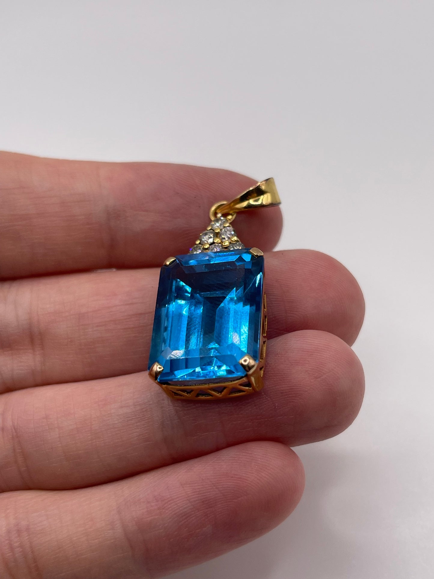 14ct gold blue topaz and diamond pendant