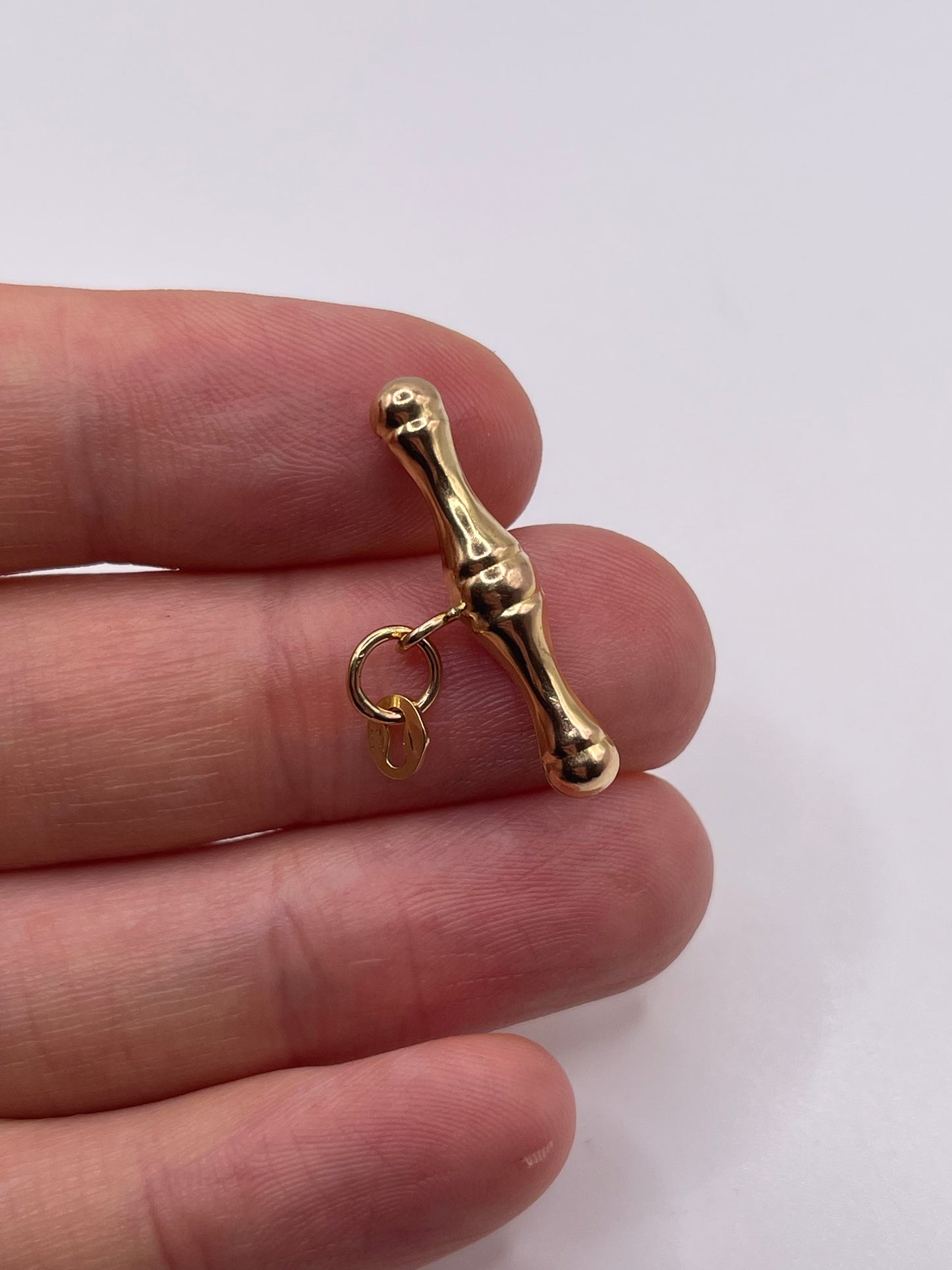 9ct gold t bar pendant
