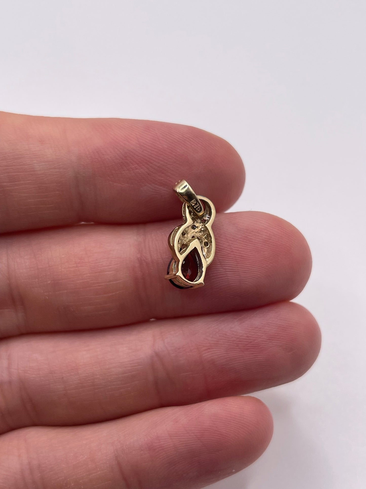 9ct gold garnet and diamond pendant
