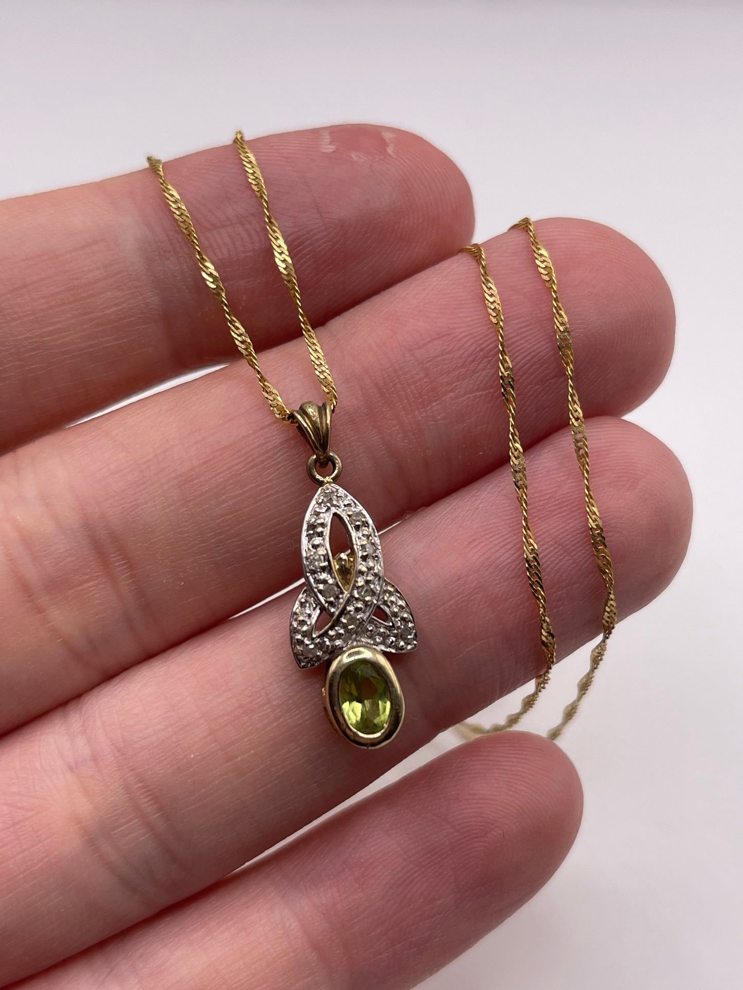 9ct gold peridot and diamond necklace