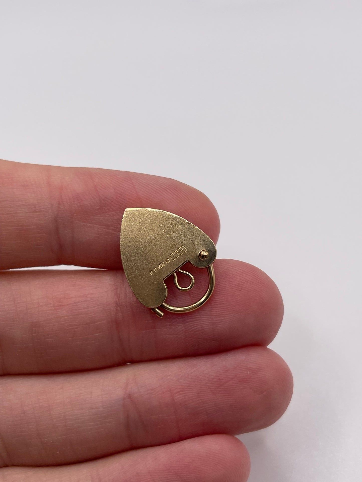 9ct gold padlock 119