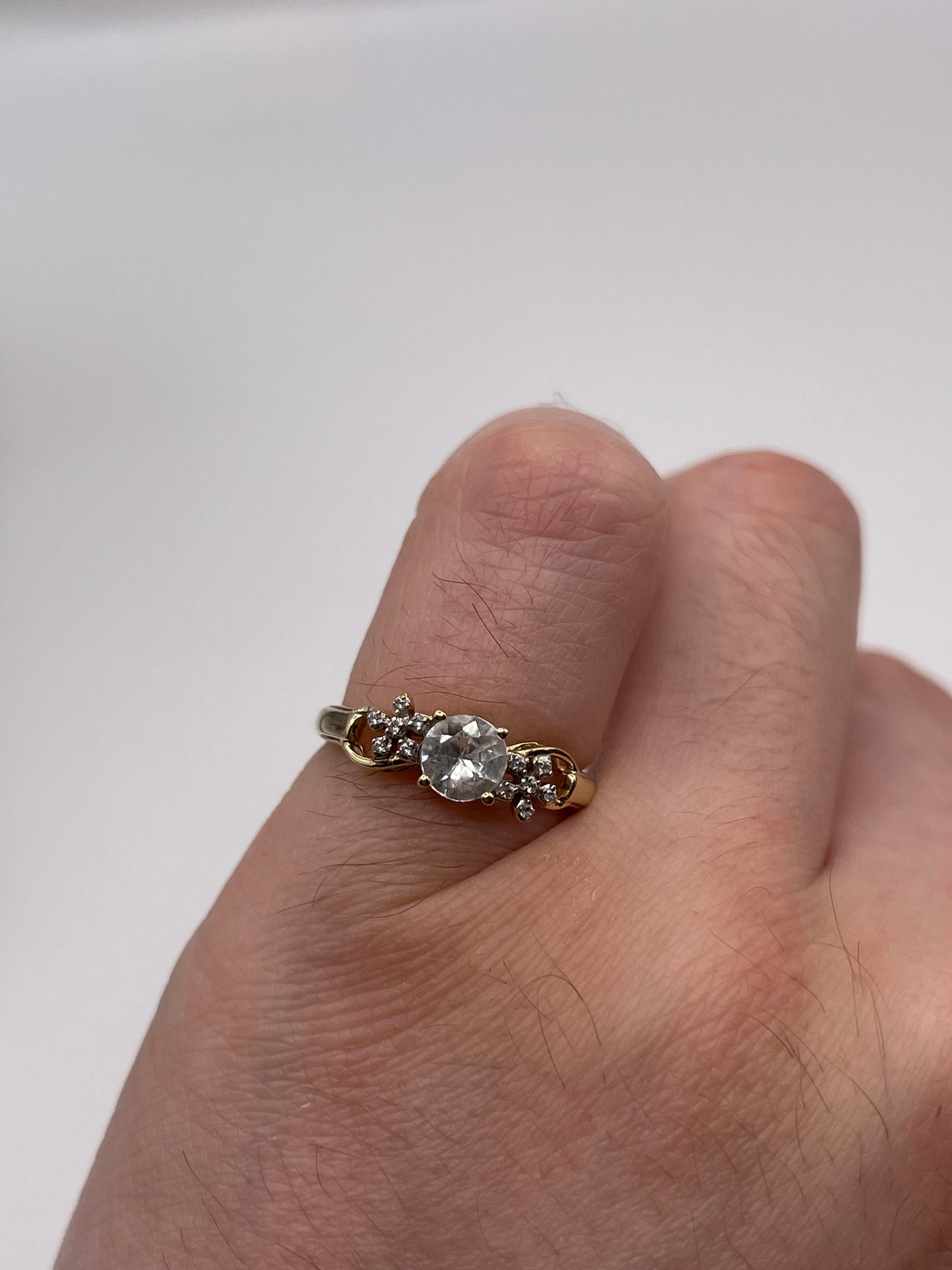9ct gold white zircon ring