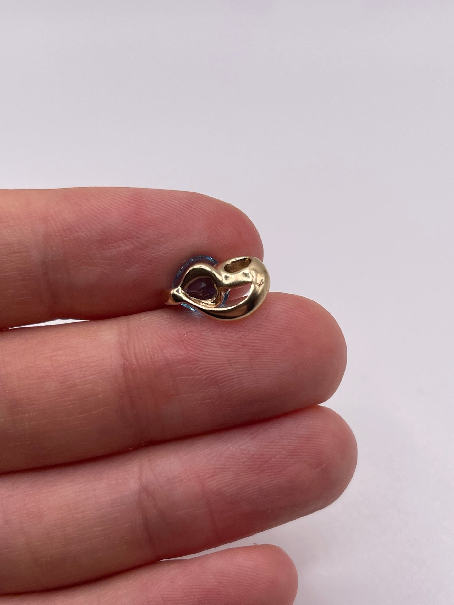 9ct gold blue topaz pendant
