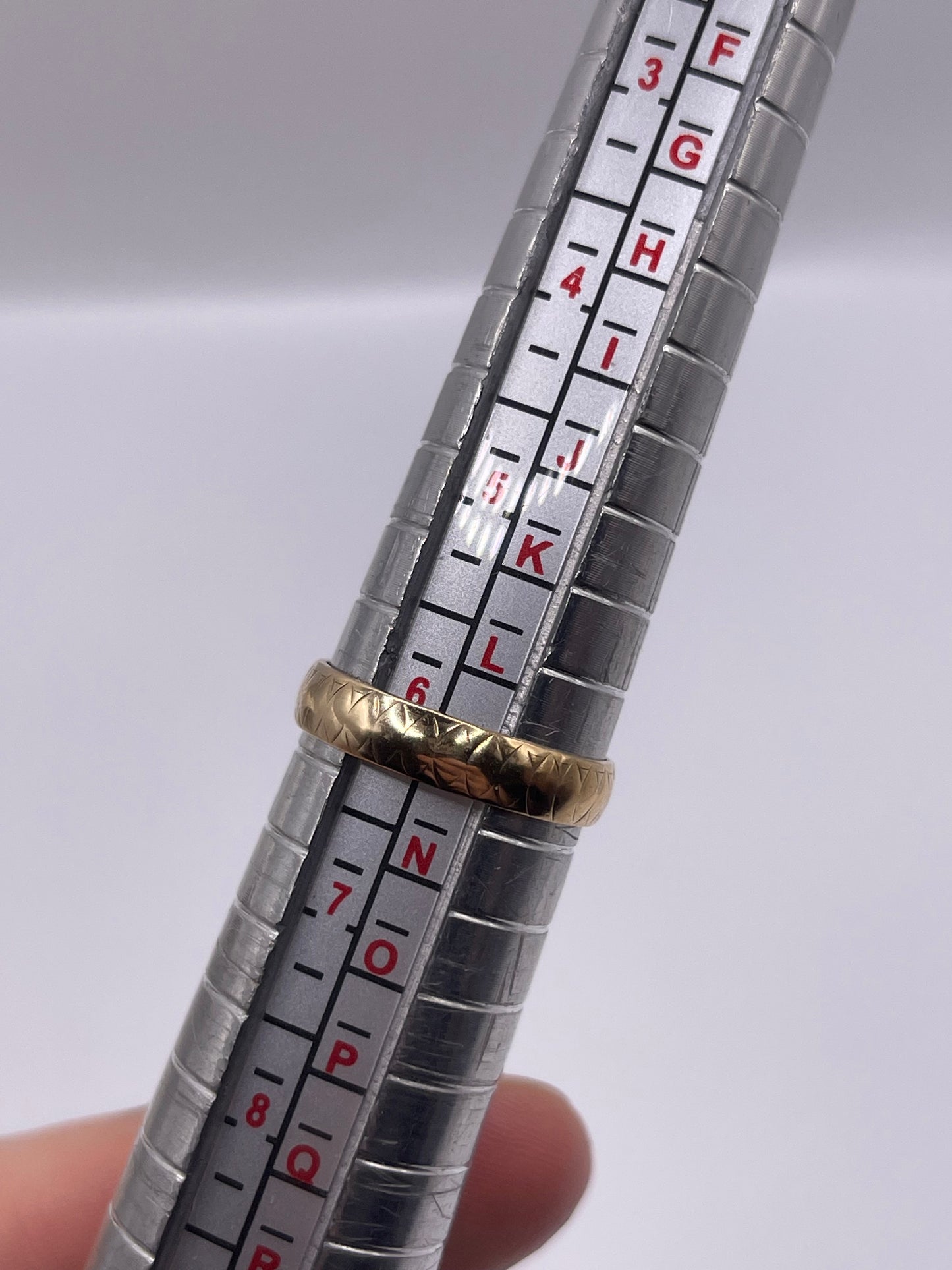 9ct gold patterned band