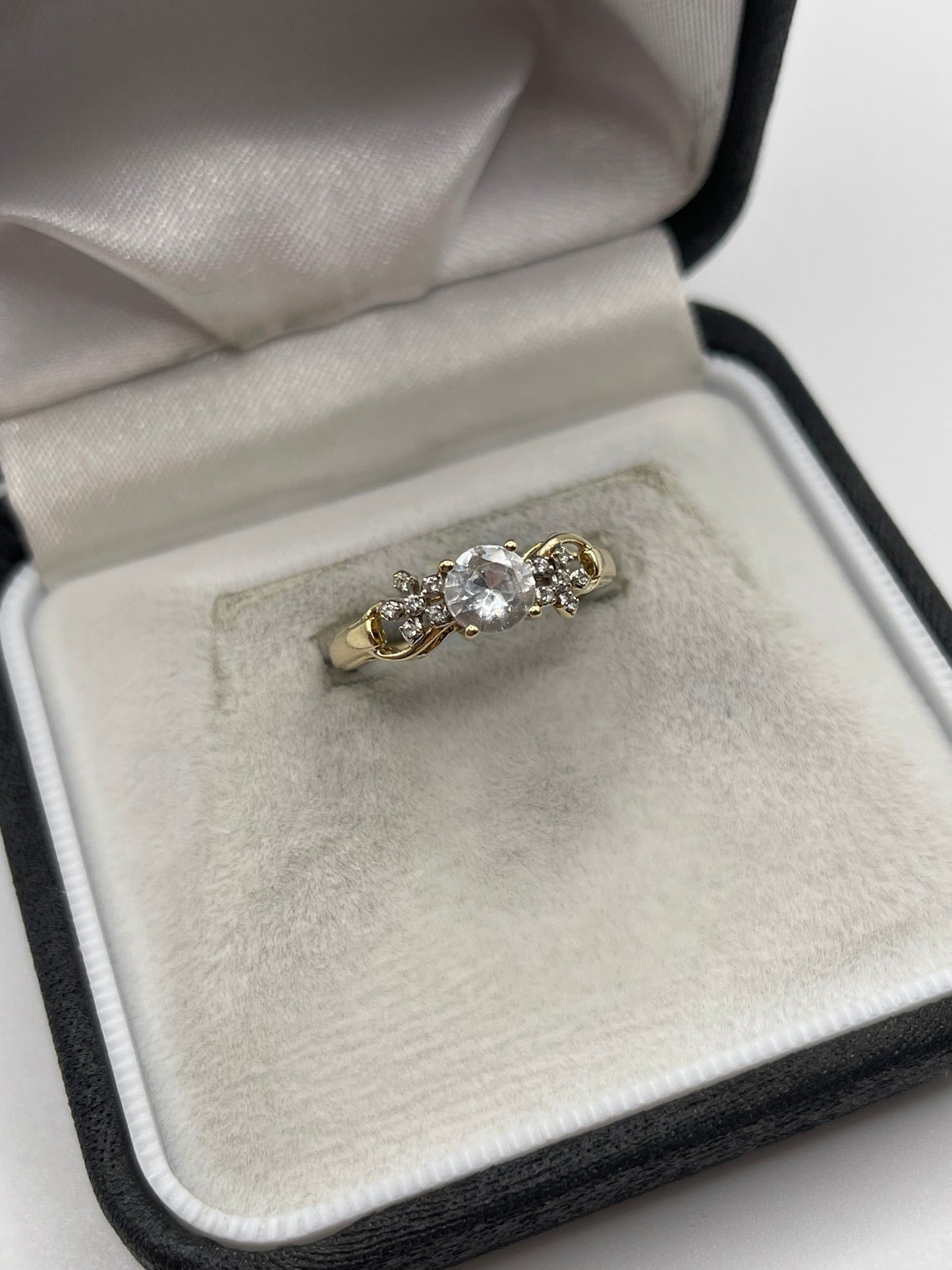 9ct gold white zircon ring