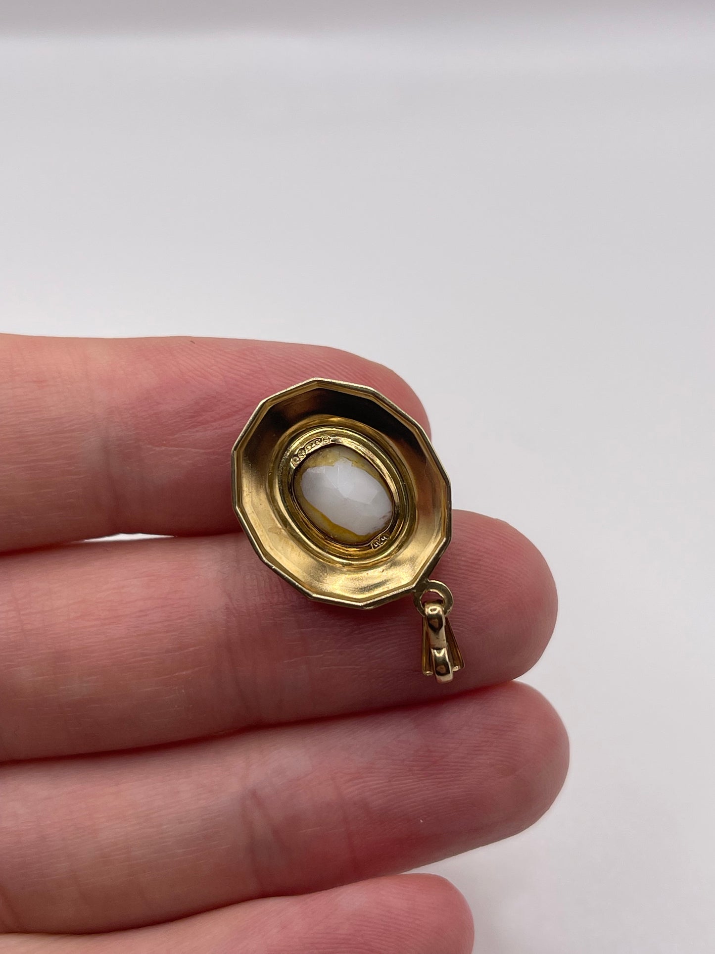 9ct gold stone pendant