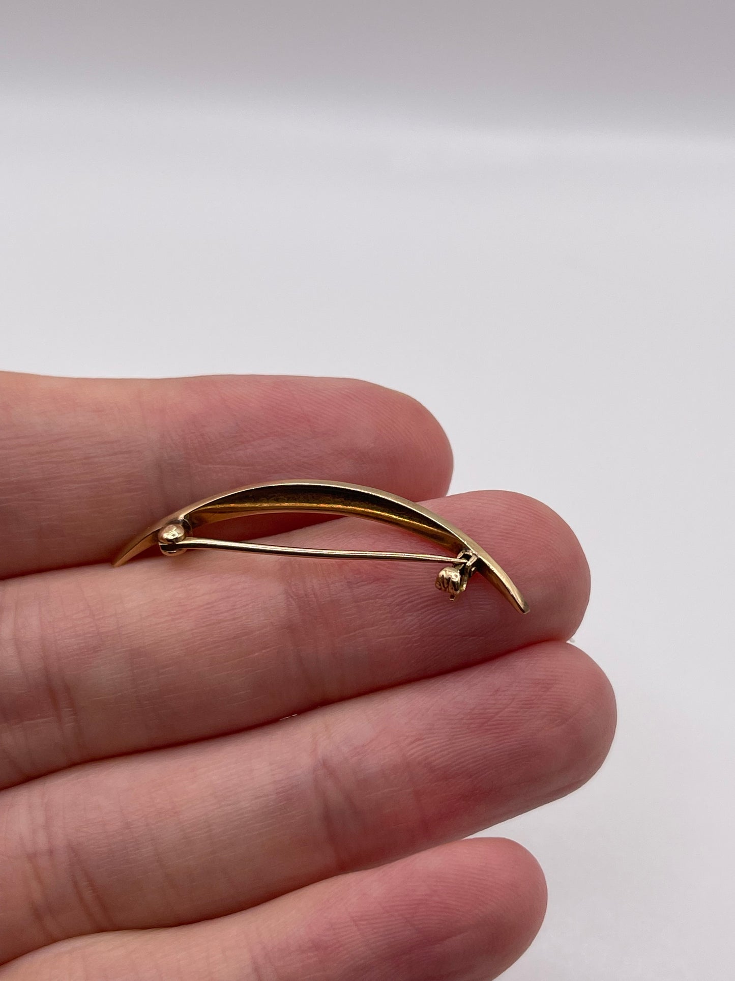 9ct gold pearl crescent brooch