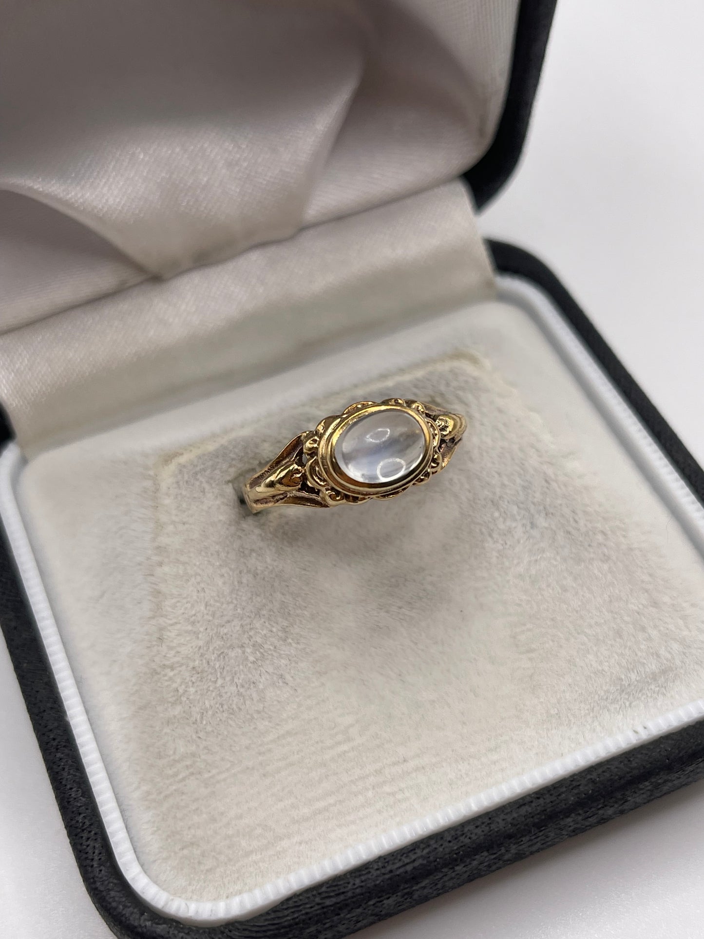 9ct gold moonstone ring
