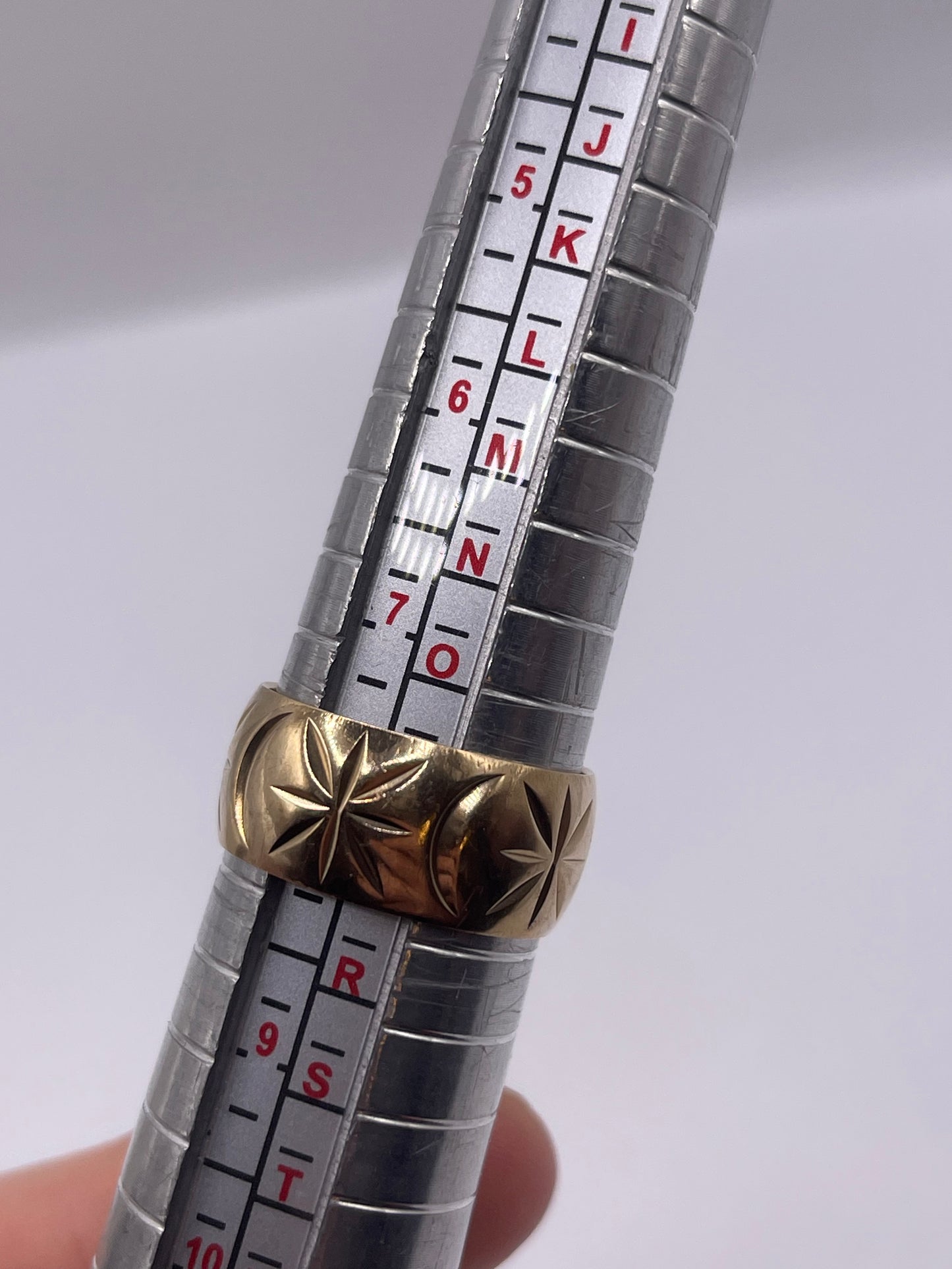 9ct gold patterned band