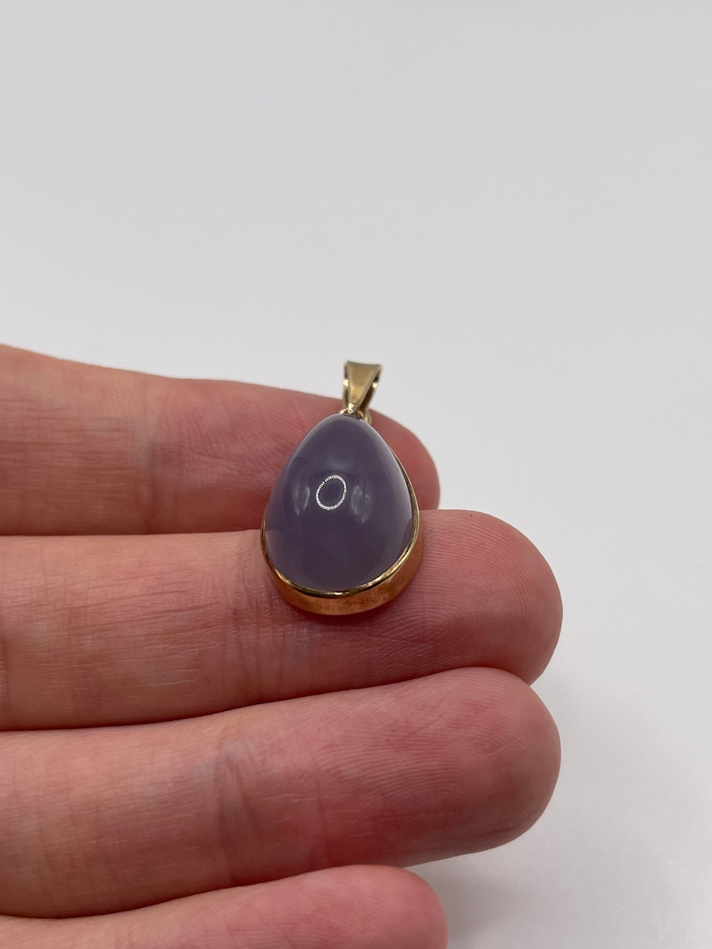 9ct gold chalcedony pendant