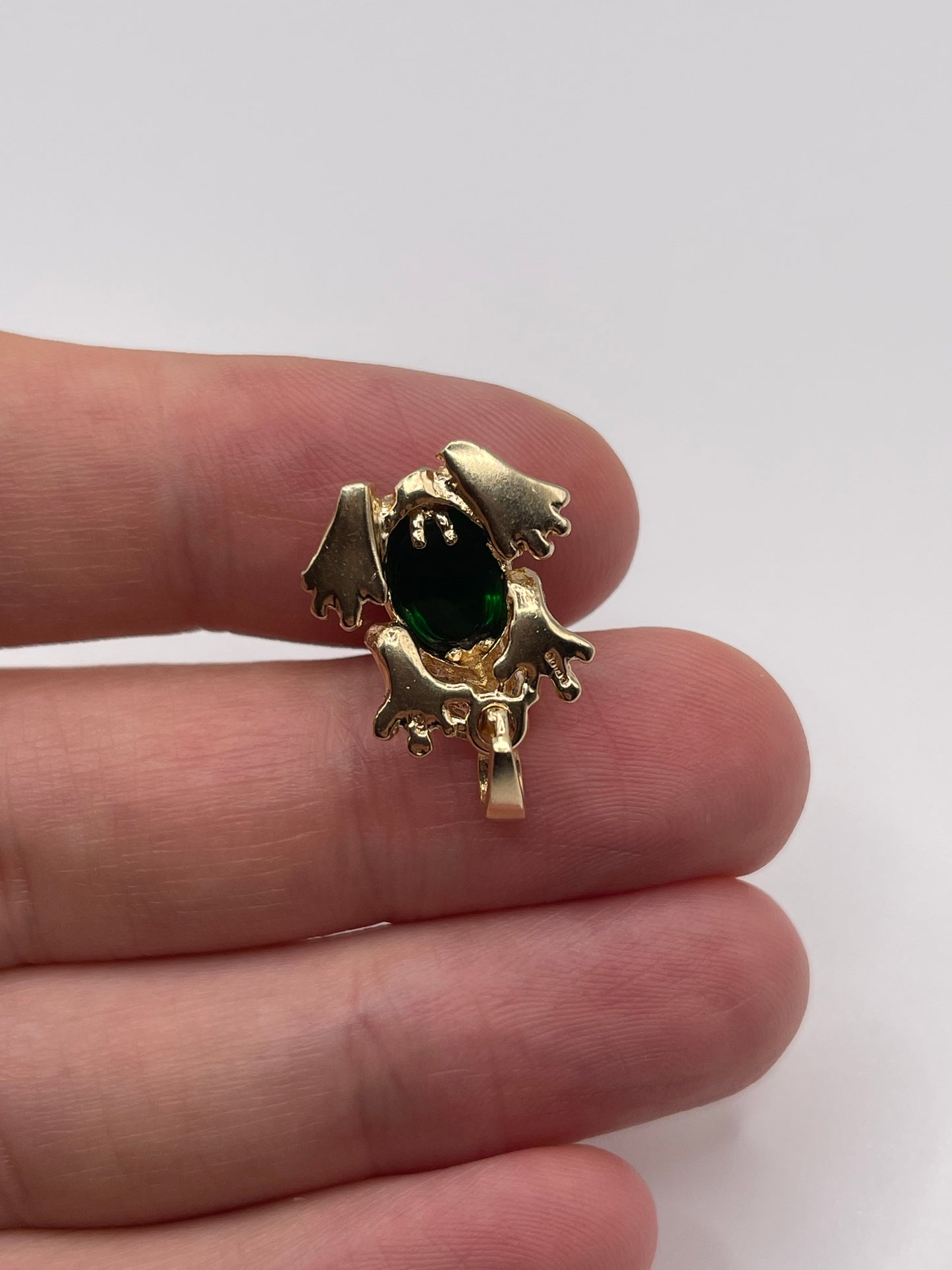 9ct gold paste frog pendant