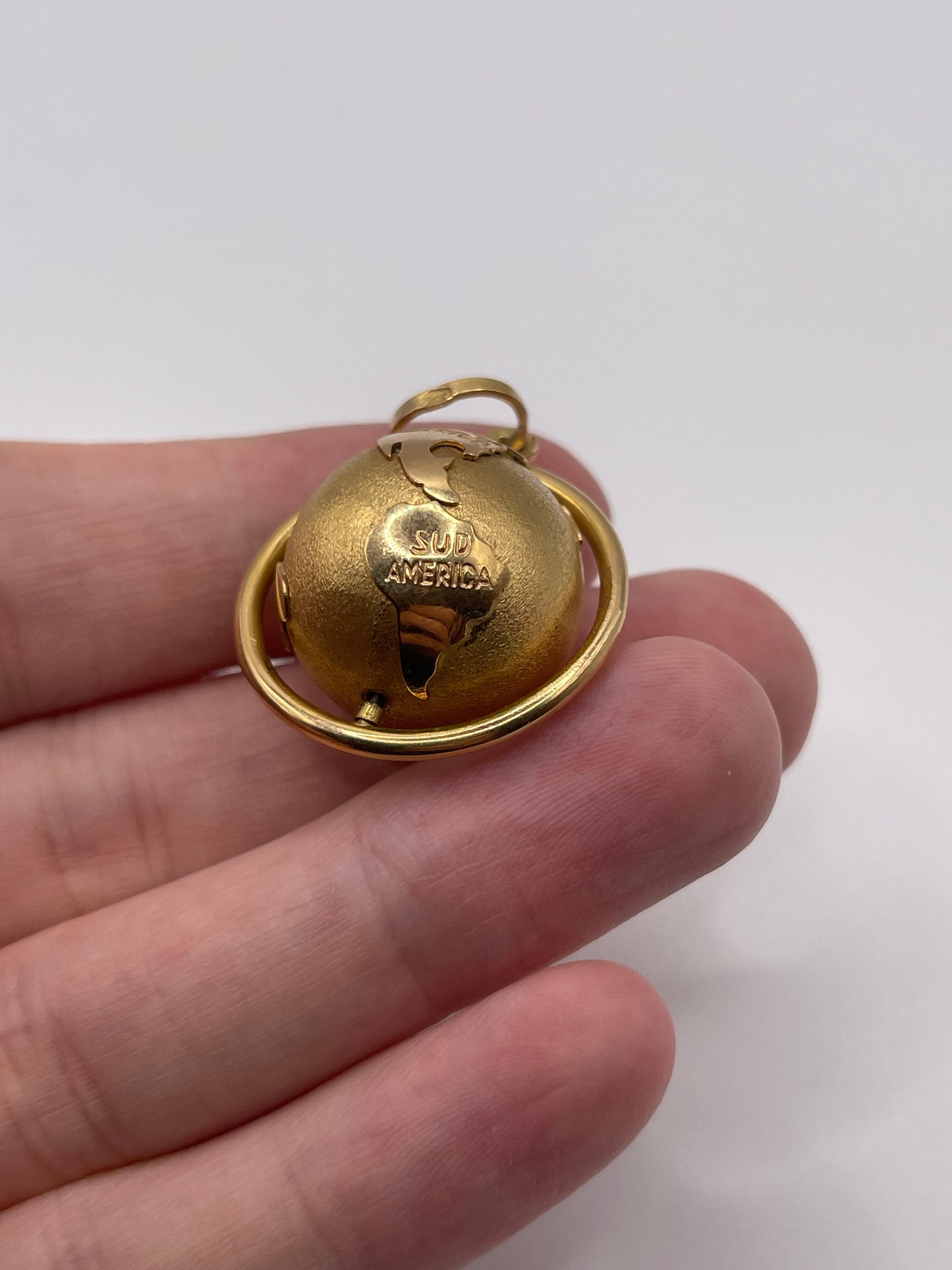 Heavy 18ct gold globe pendant