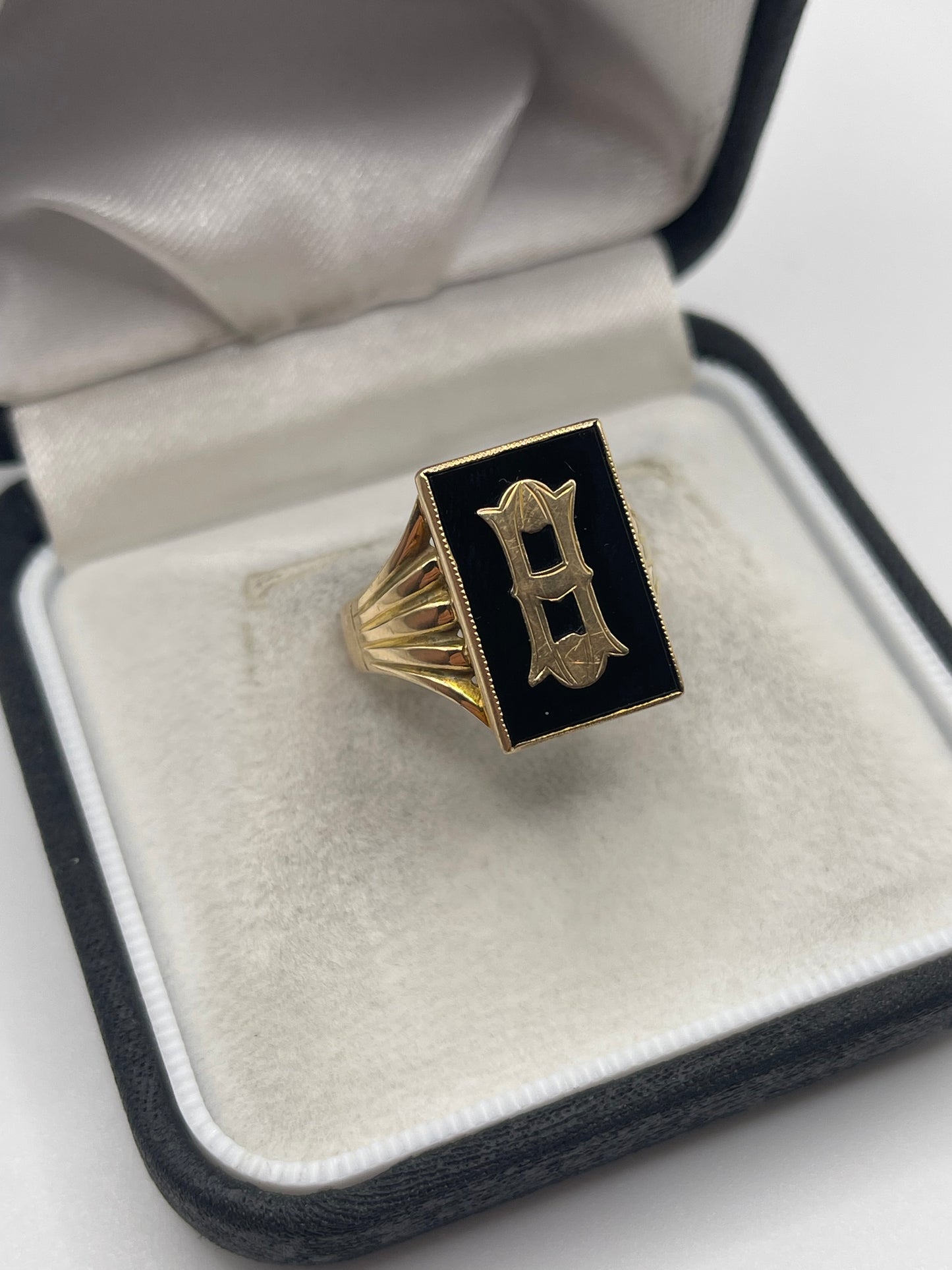 9ct gold initial onyx ring