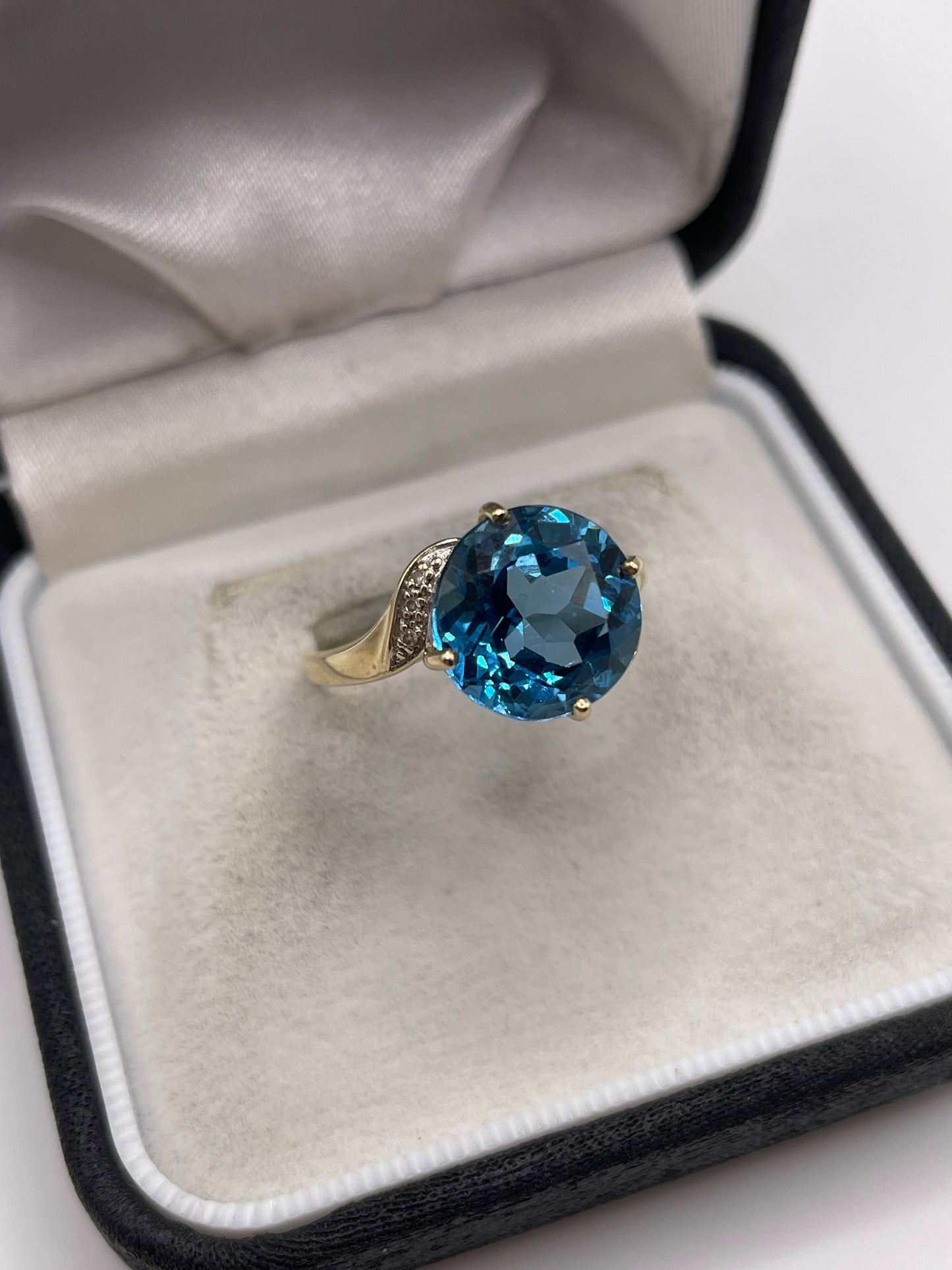 9ct gold blue topaz and diamond ring