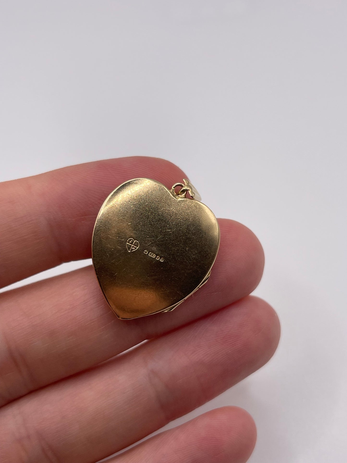 9ct gold heart locket