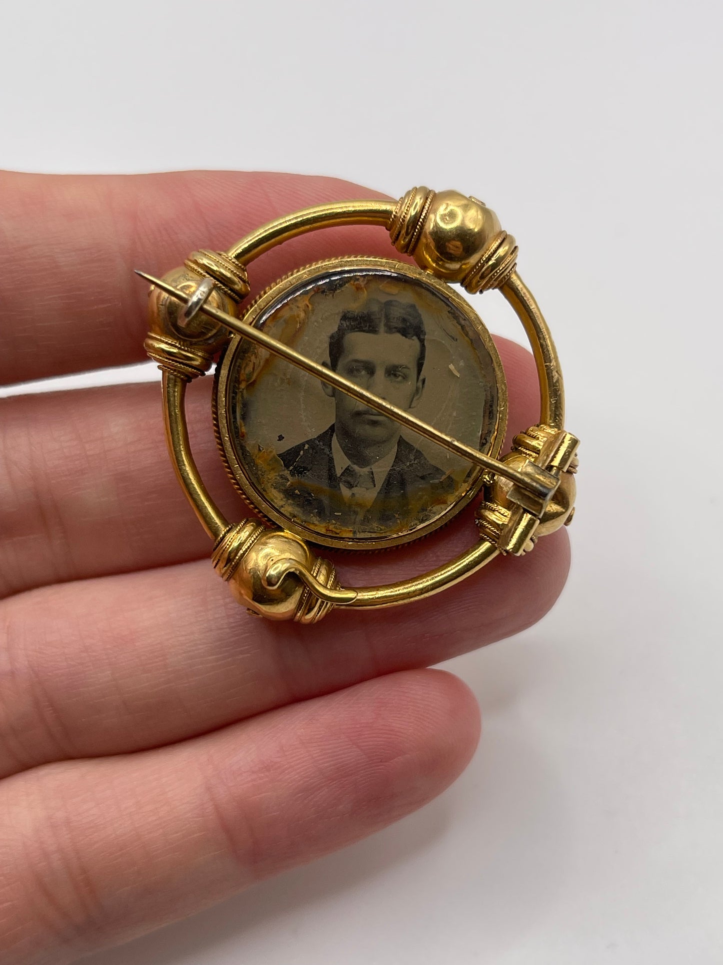 Antique 18ct gold cherub brooch