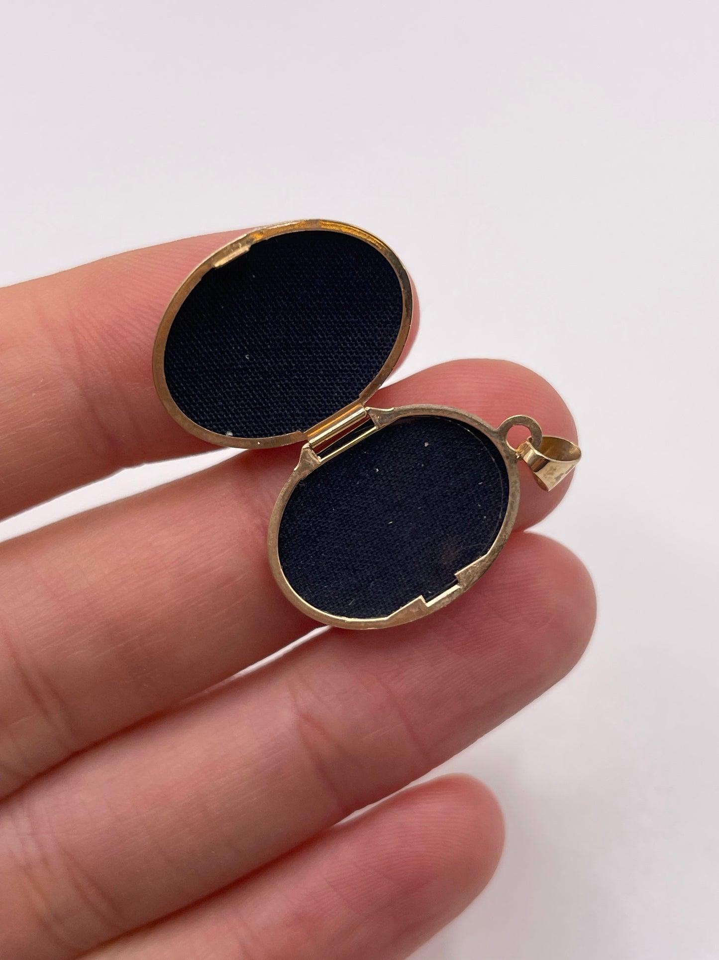 9ct gold locket pendant