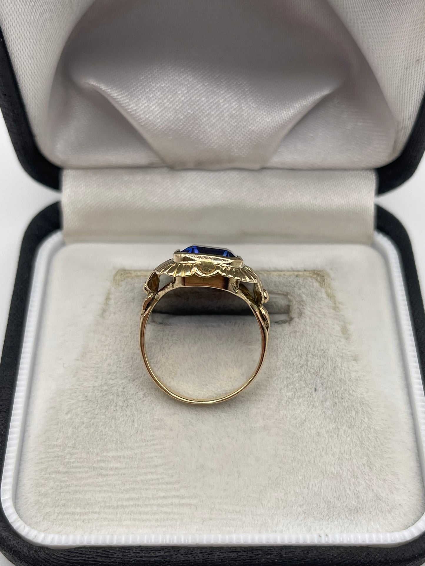 9ct gold synthetic spinel ring