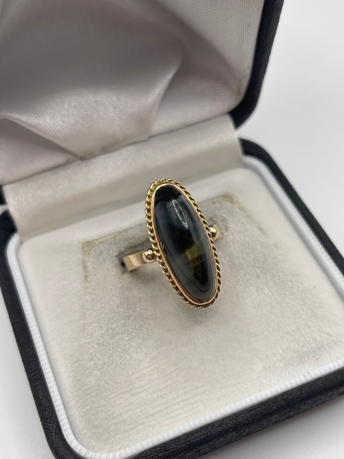 9ct gold tigers eye ring