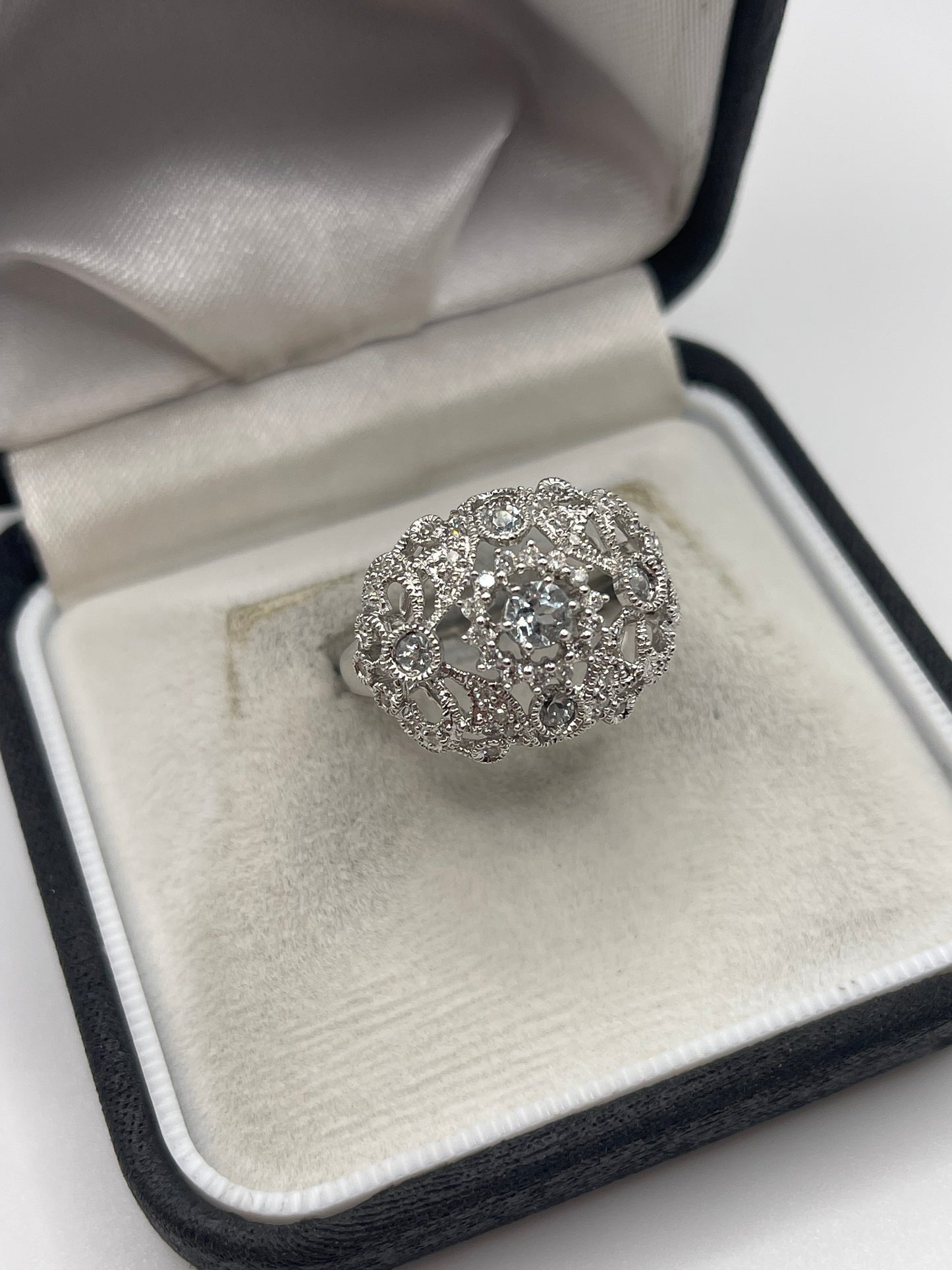 9ct white gold aquamarine and diamond ring