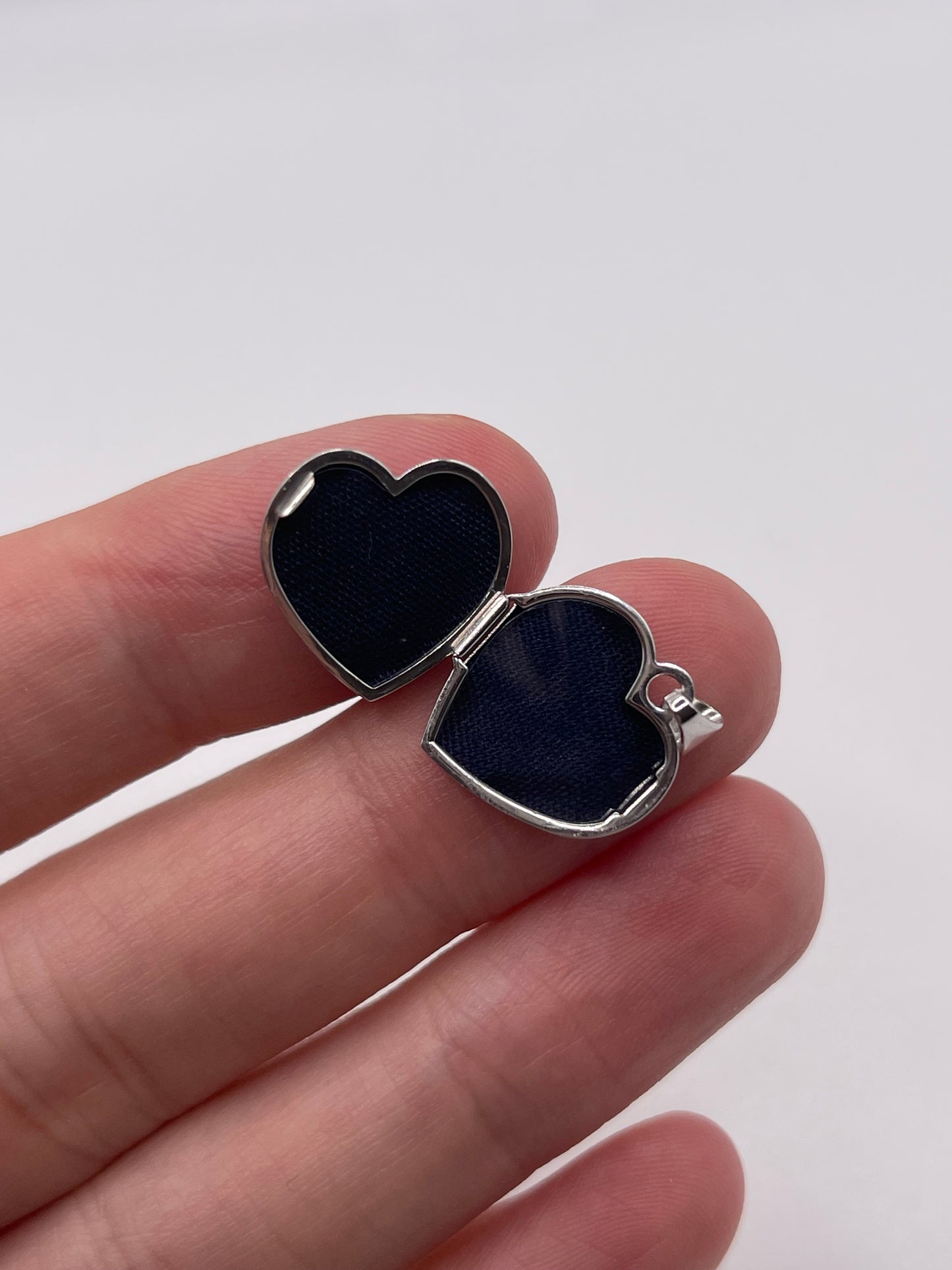 9ct white gold mother of pearl heart locket