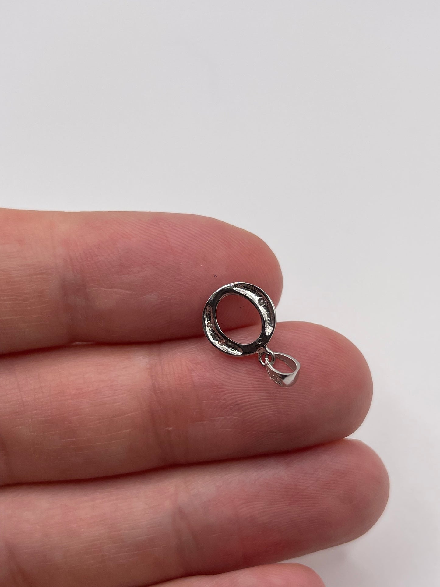 9ct white gold diamond initial O pendant