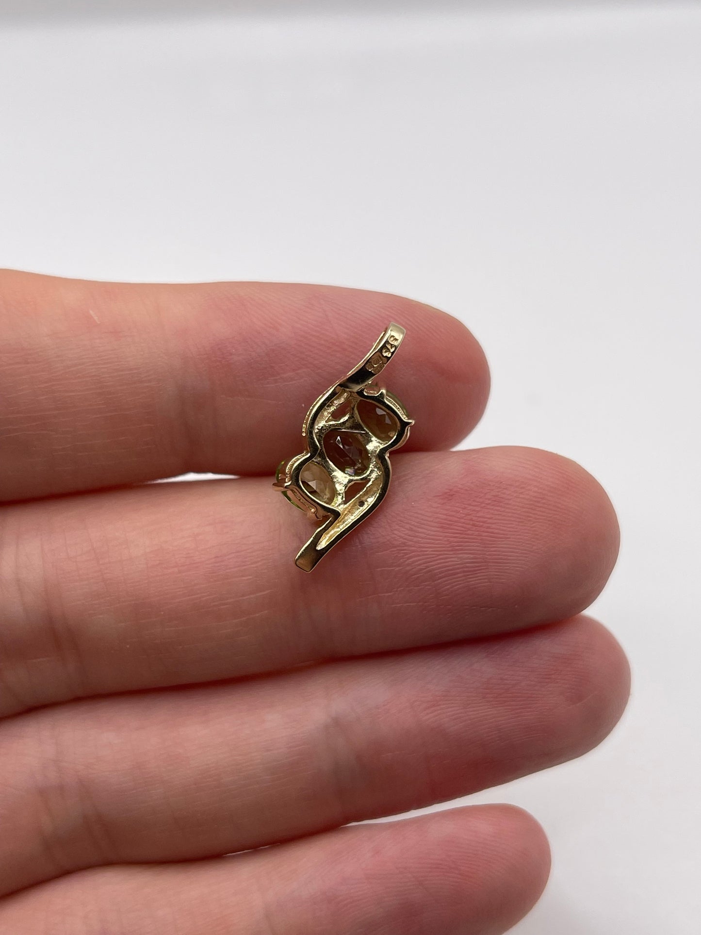 9ct gold peridot and diamond pendant