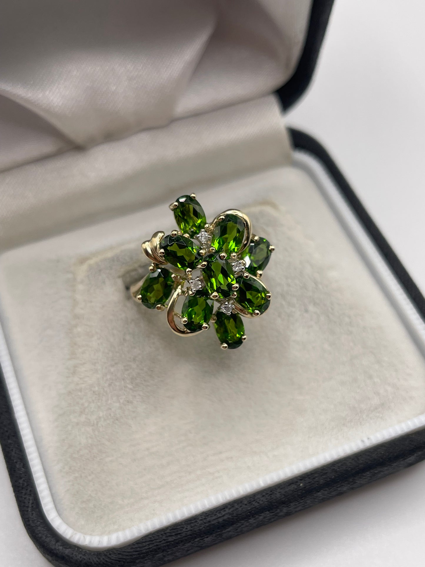 9ct gold diopside and diamond ring