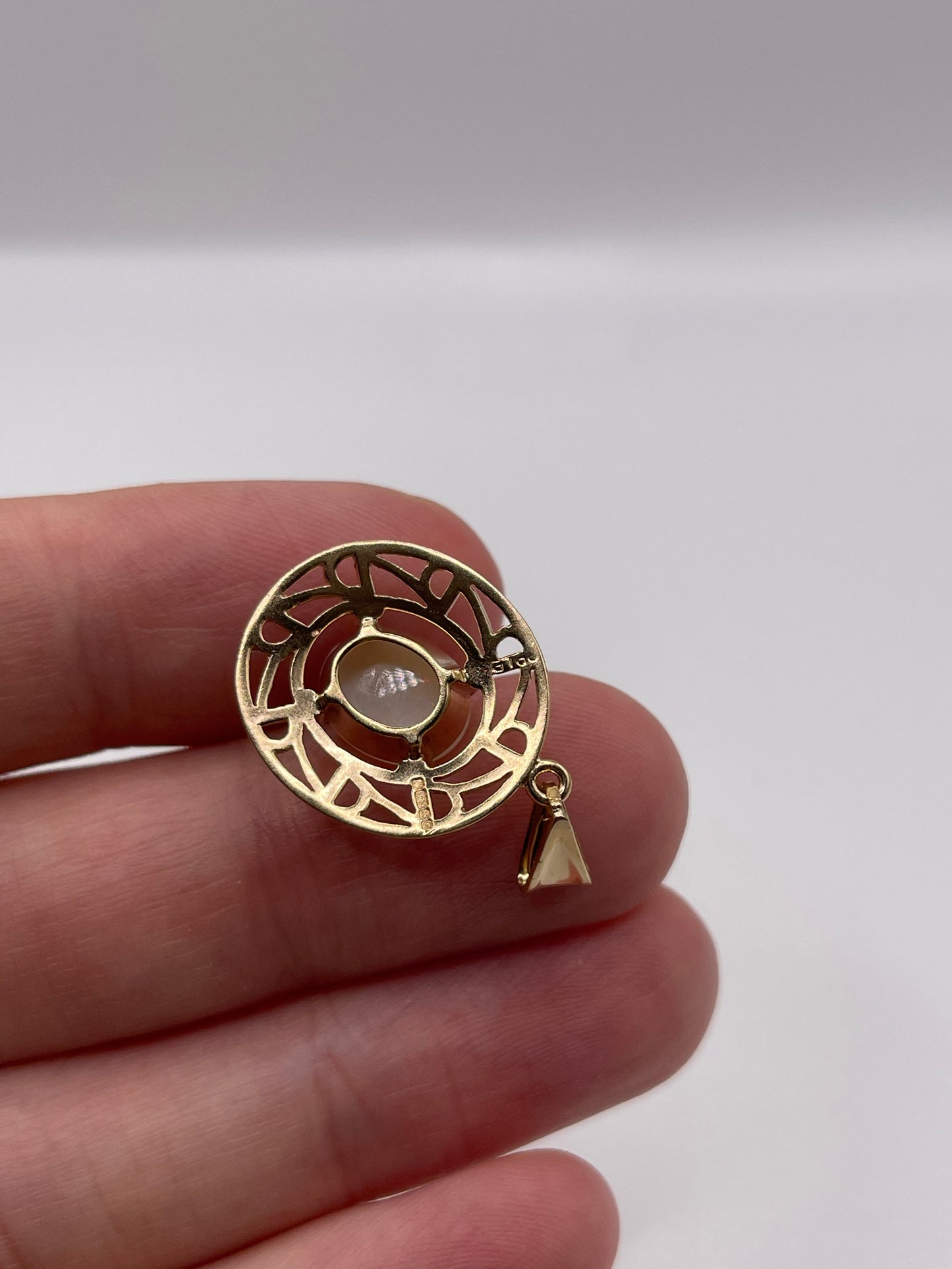 9ct gold opal pendant