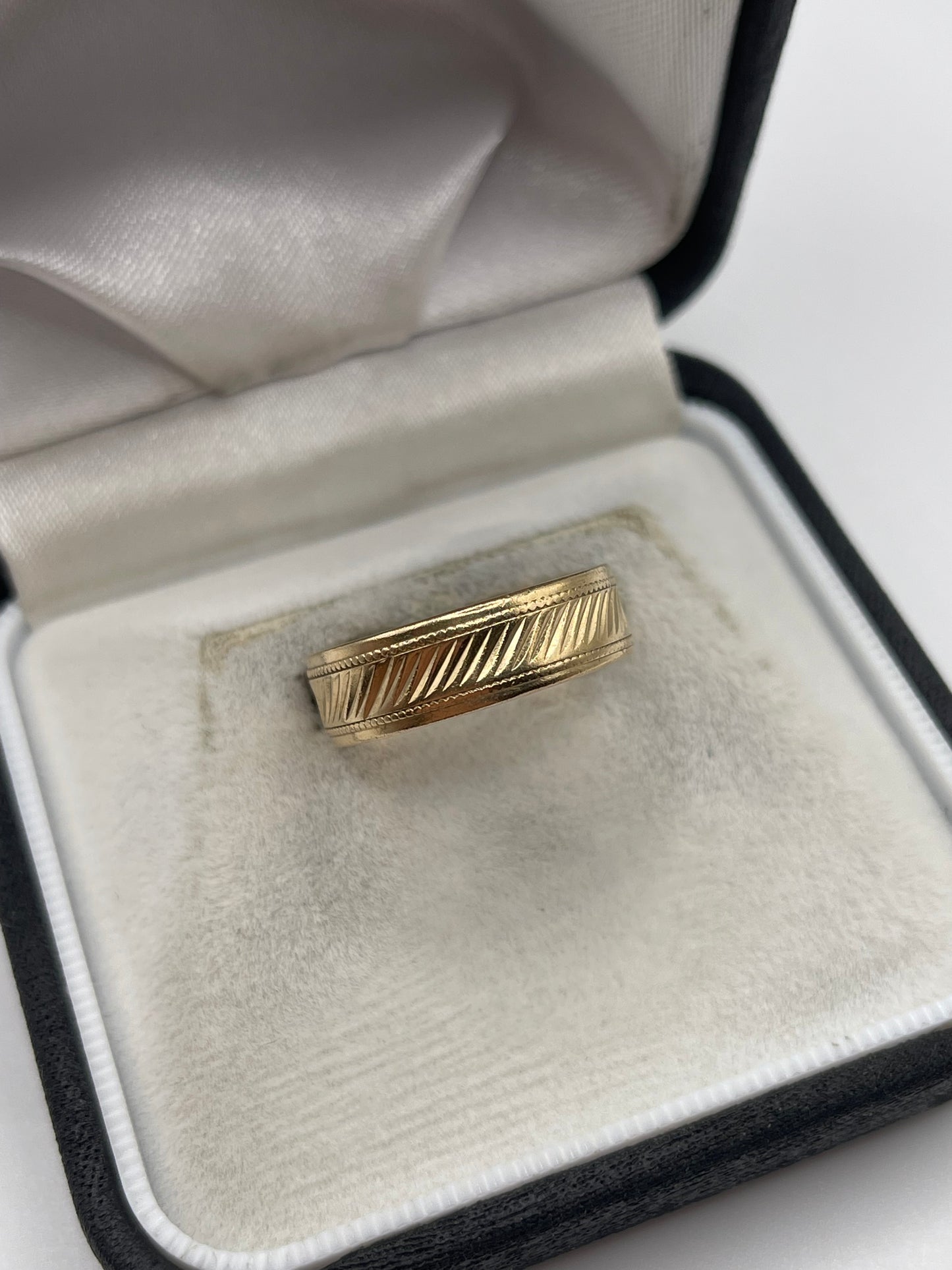 9ct gold patterned band