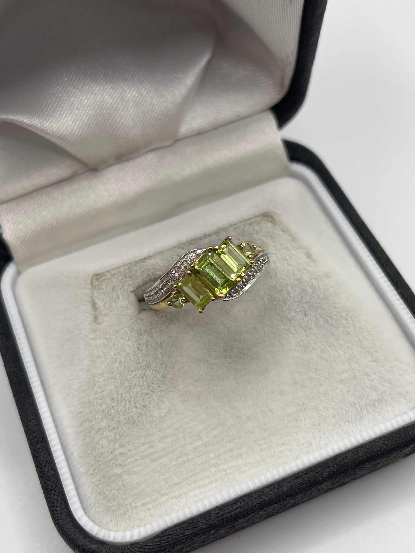 9ct gold peridot and diamond ring