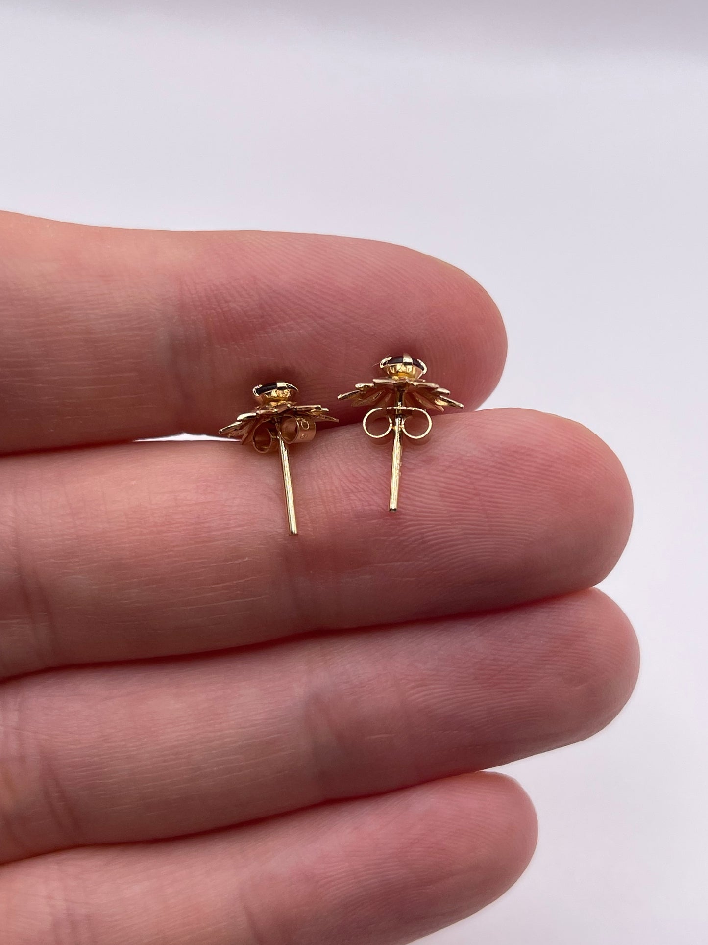 9ct gold garnet earrings