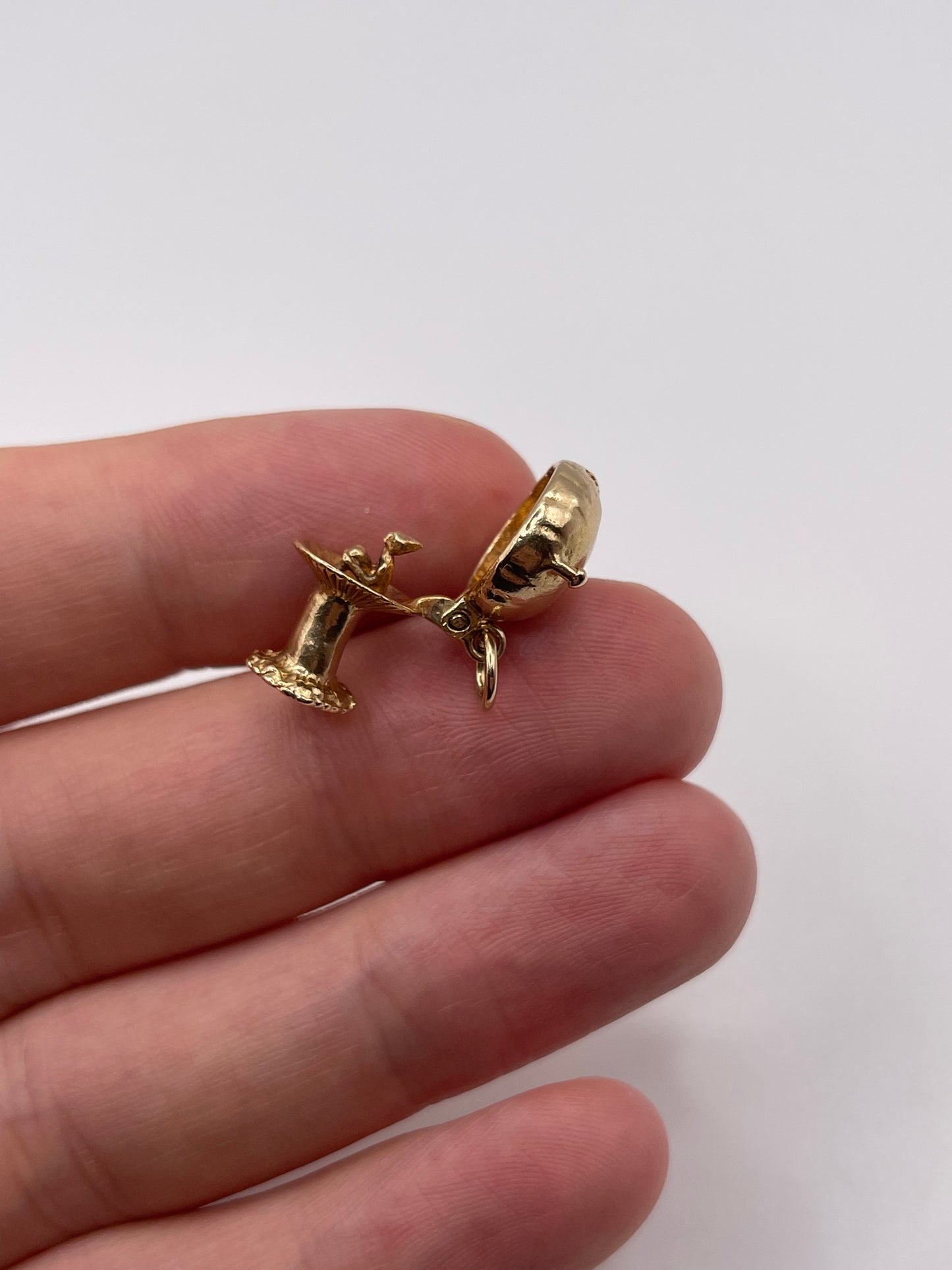 9ct gold toadstool / mushroom charm