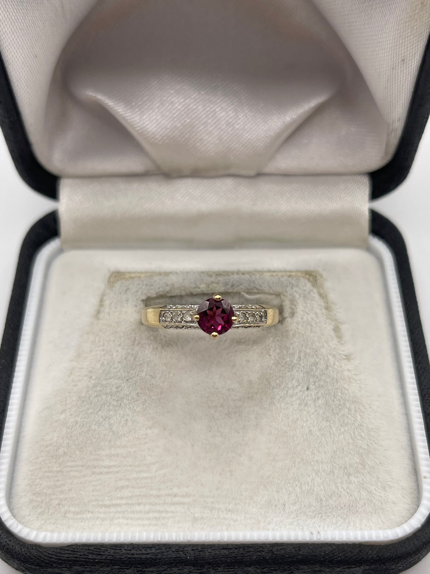 9ct gold garnet and diamond ring